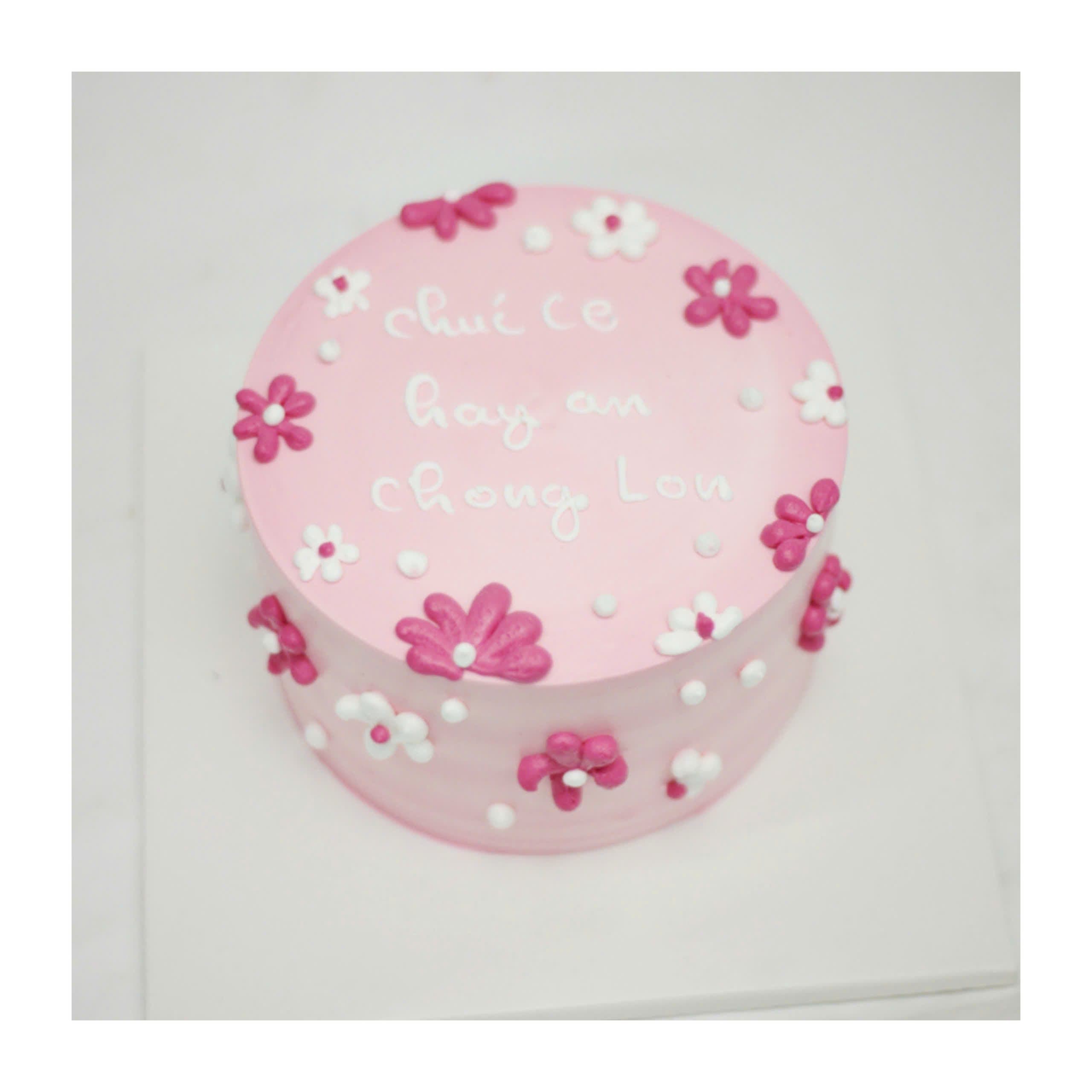 Bánh kem hồng vẽ hoa nhí dễ thương
