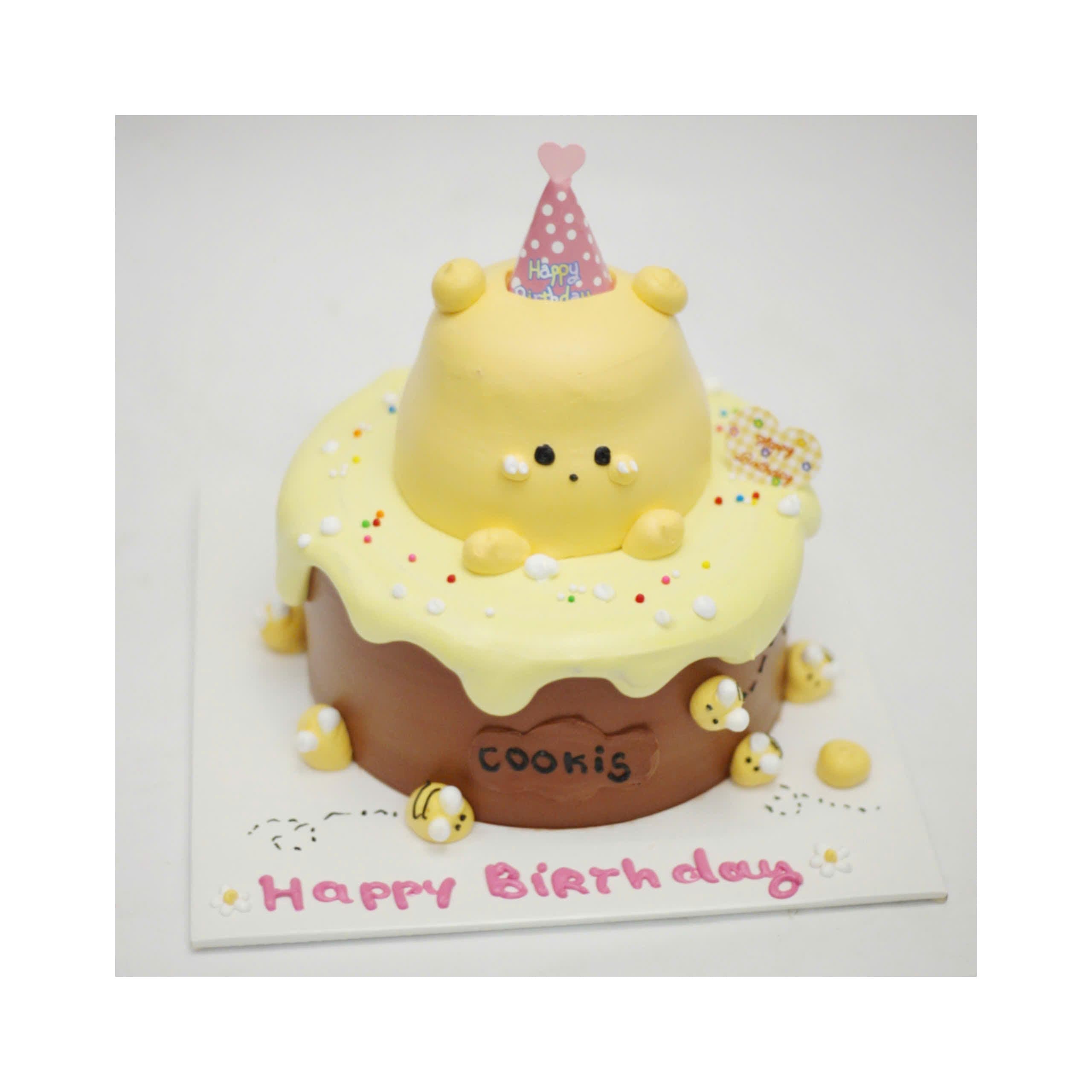 Bánh kem gấu vàng đội mũ đáng yêu