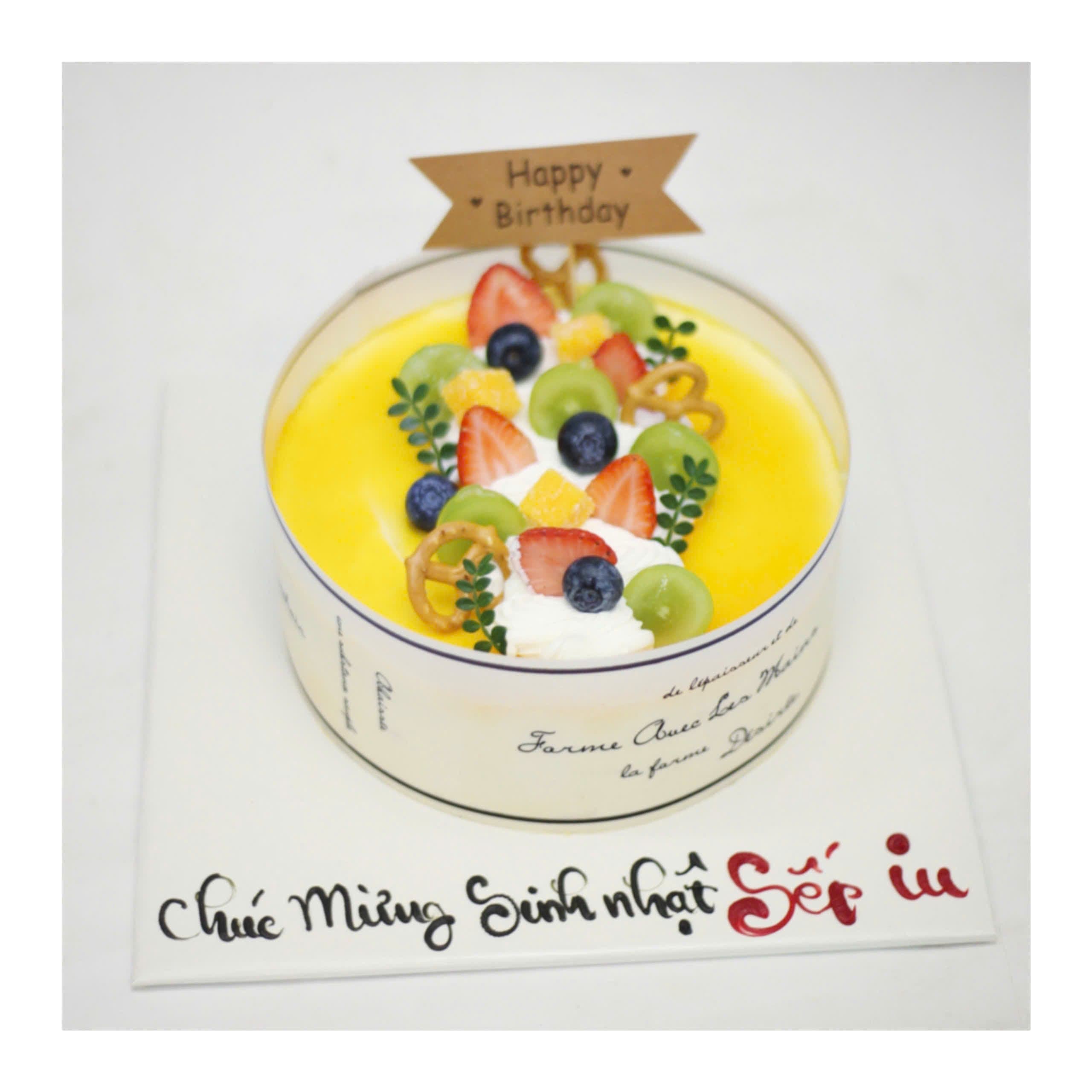 Bánh kem hoa quả phủ lớp jelly vàng