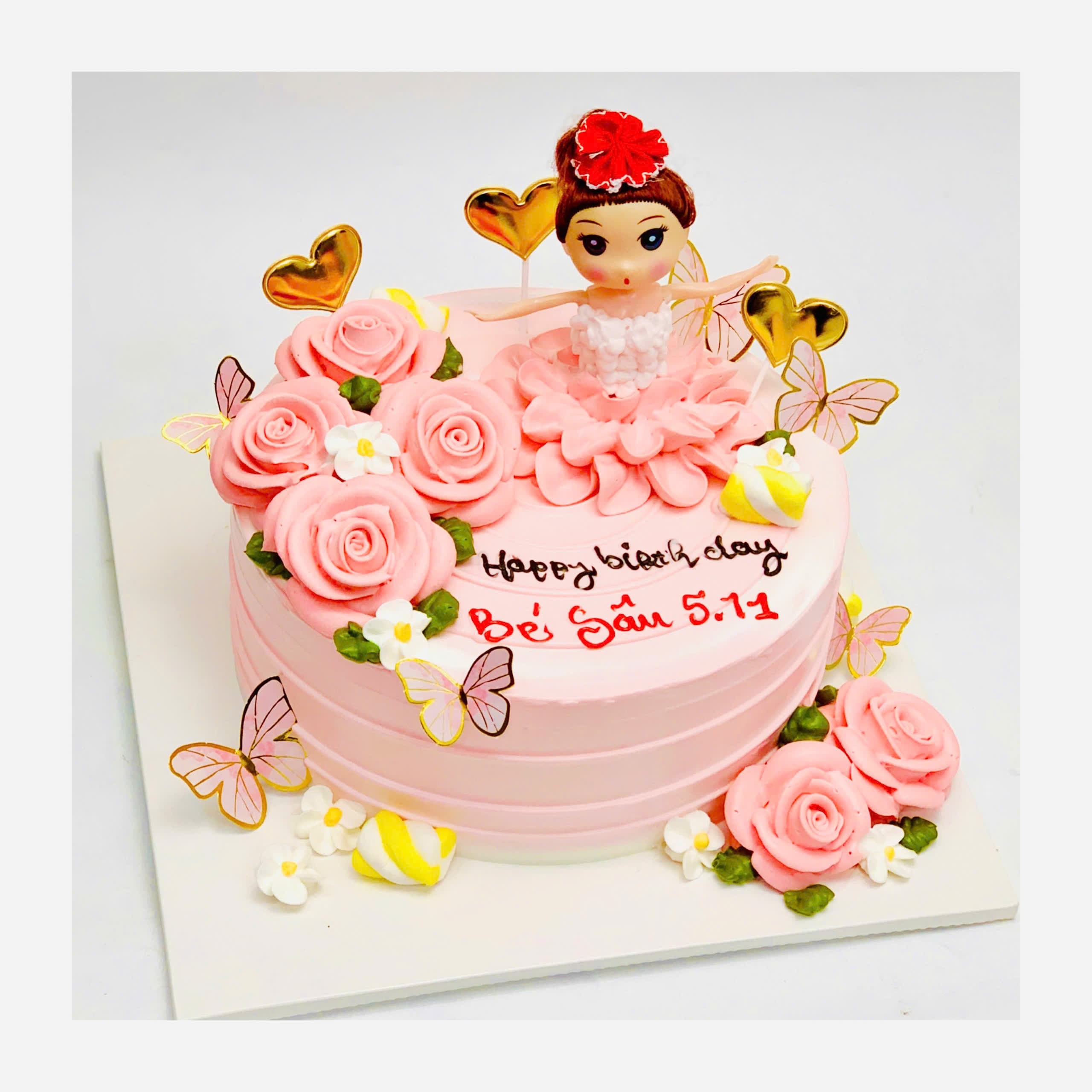 Bánh kem búp bê hồng và hoa hồng kem