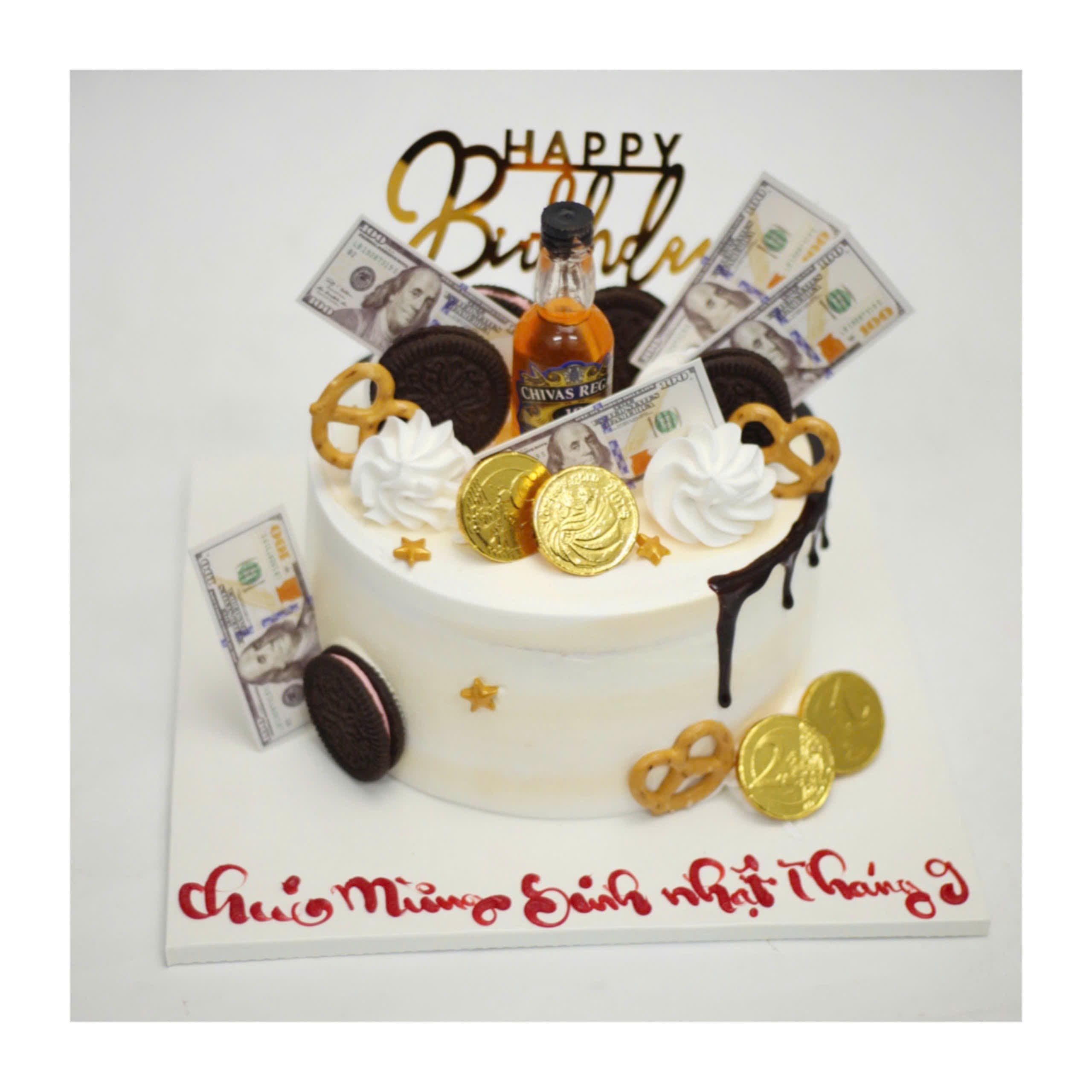 Bánh kem trang trí tiền đô và rượu Chivas