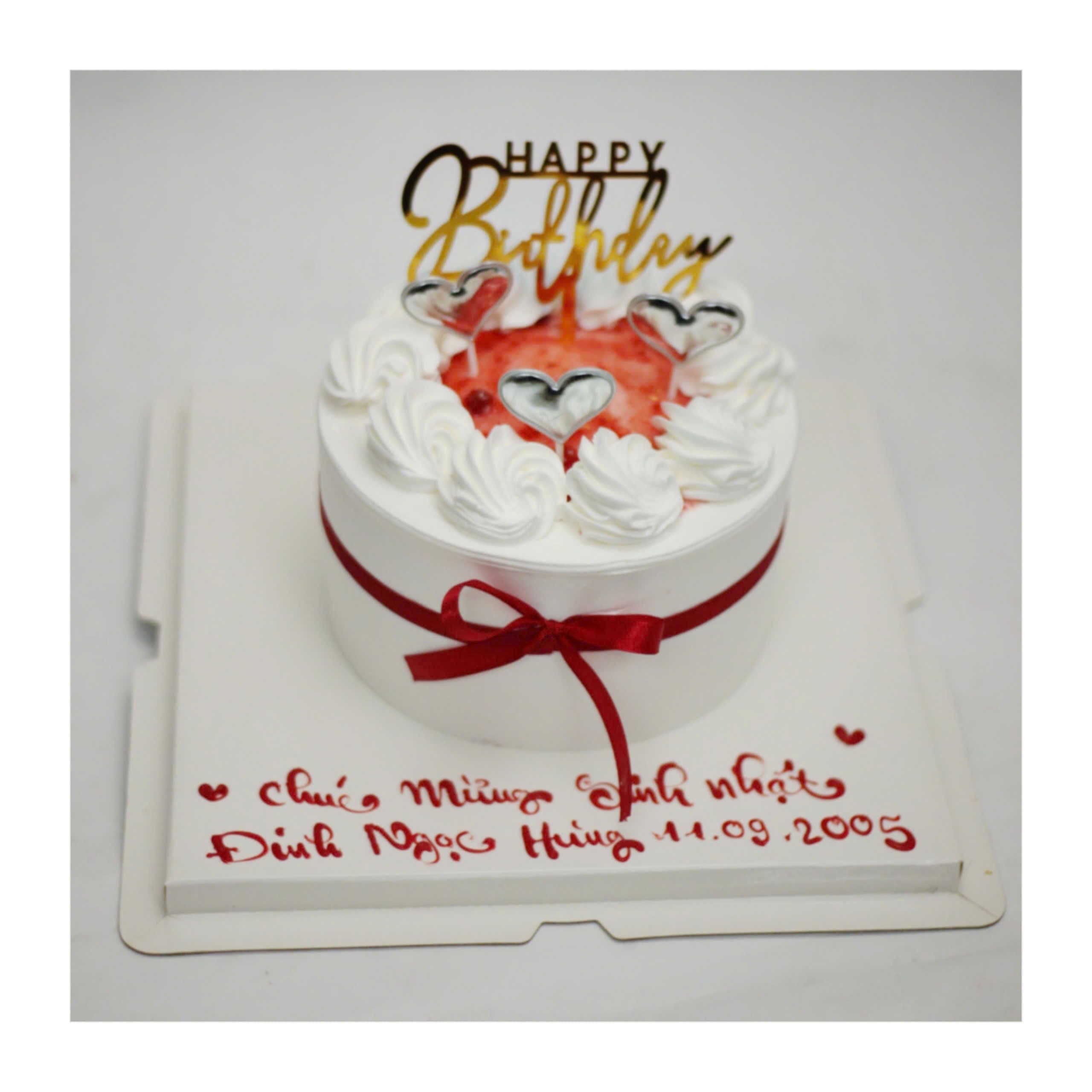 Bánh kem trái tim đỏ thắt nơ tinh tế