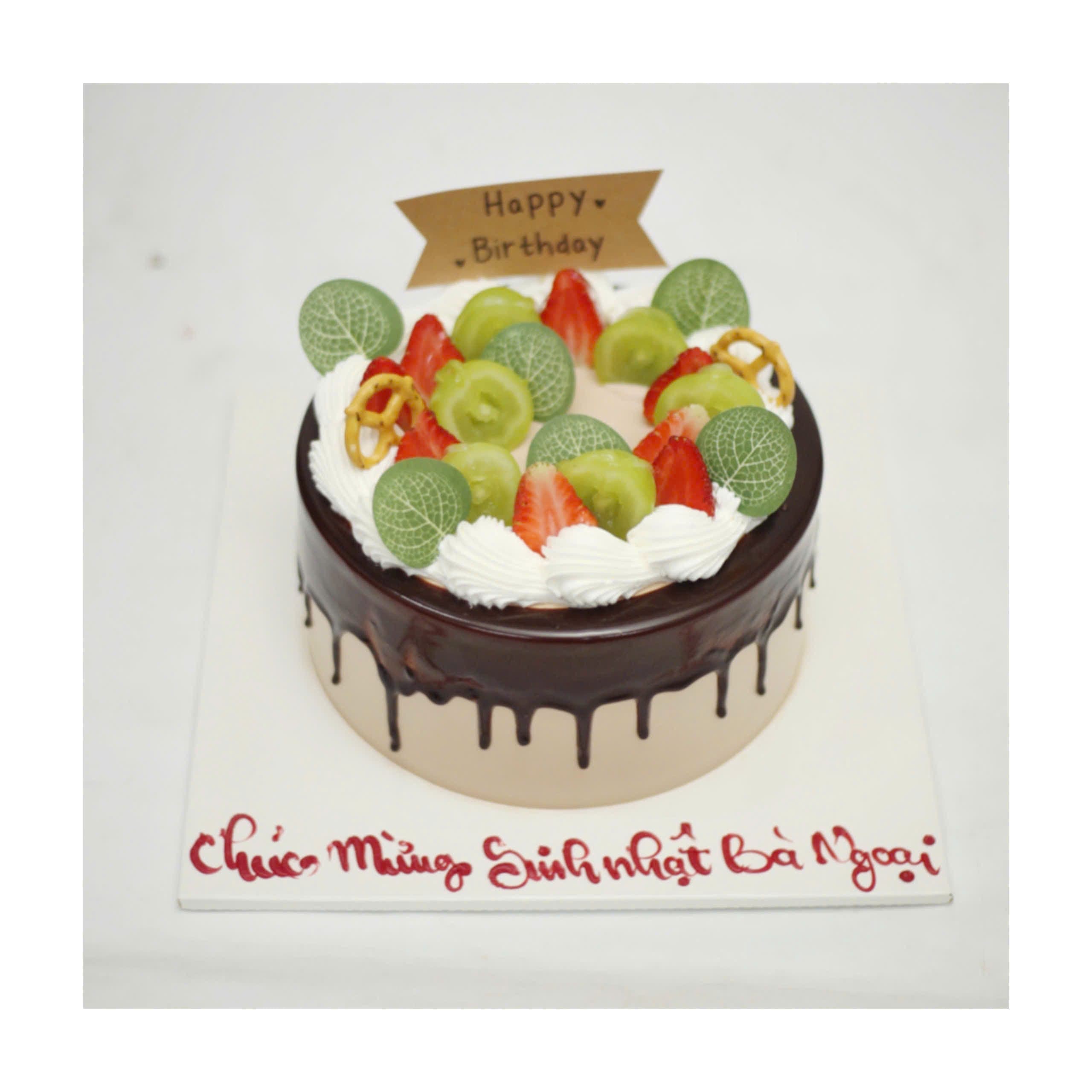 Bánh kem socola chảy phủ trái cây tươi