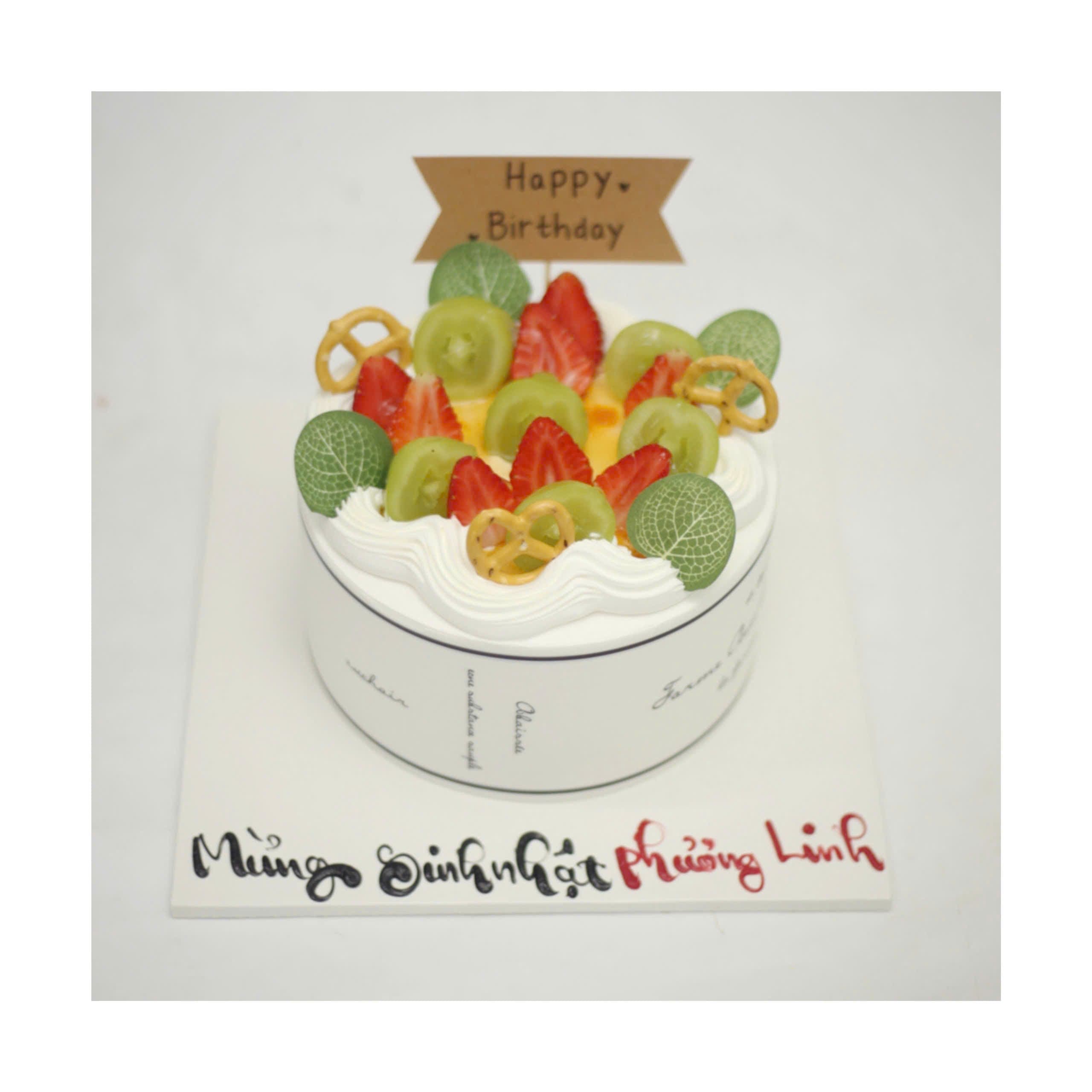 Bánh kem trắng phủ trái cây tươi mát