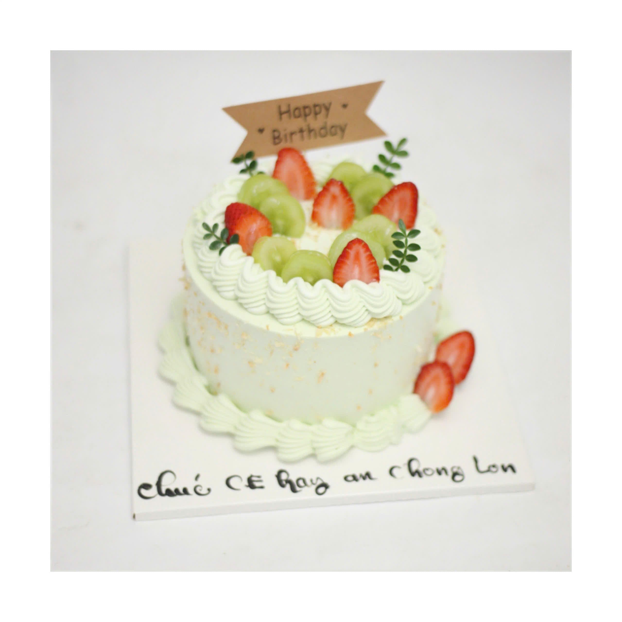 Bánh kem hoa quả dâu tây và nho xanh