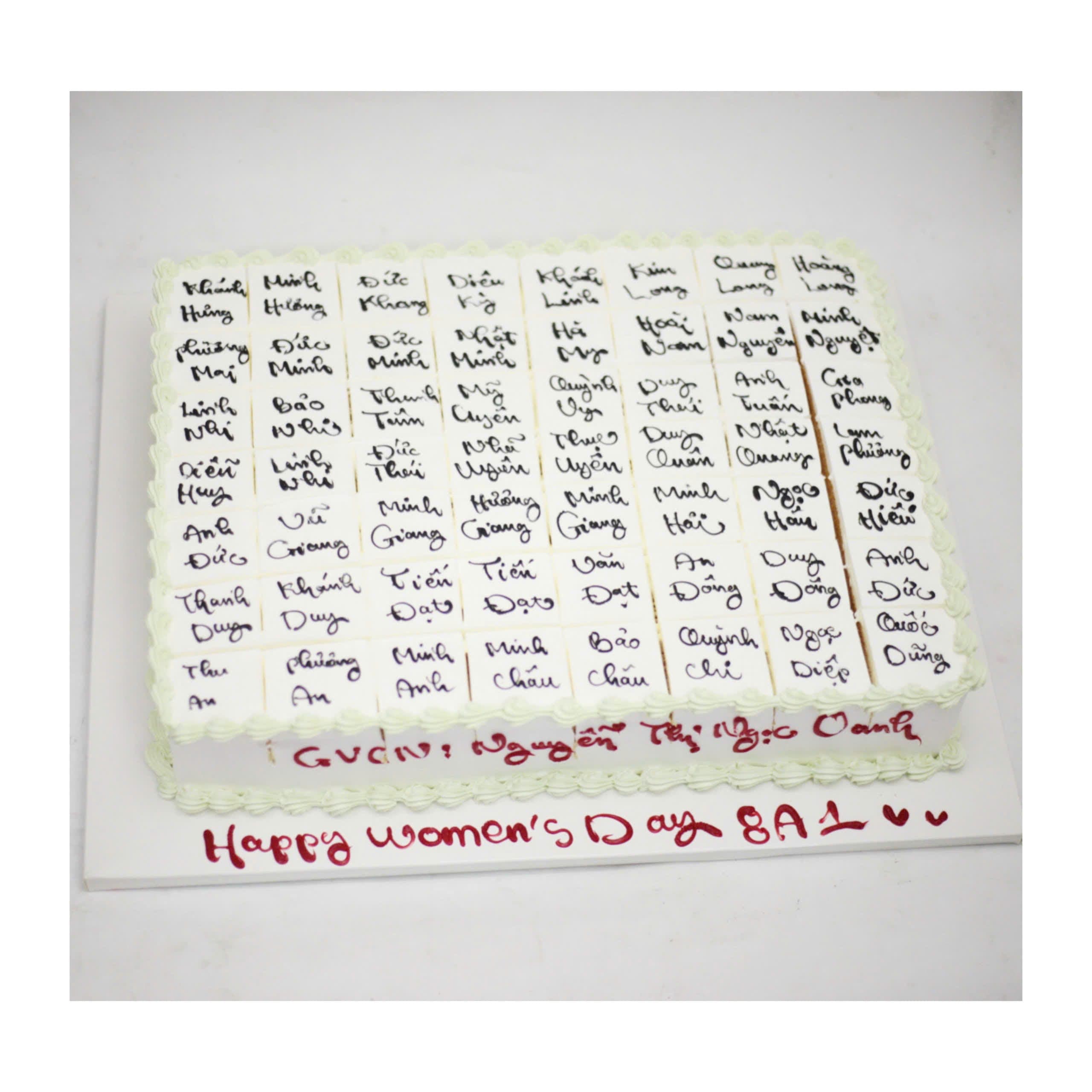 Bánh kem vuông viết tên tập thể lớp