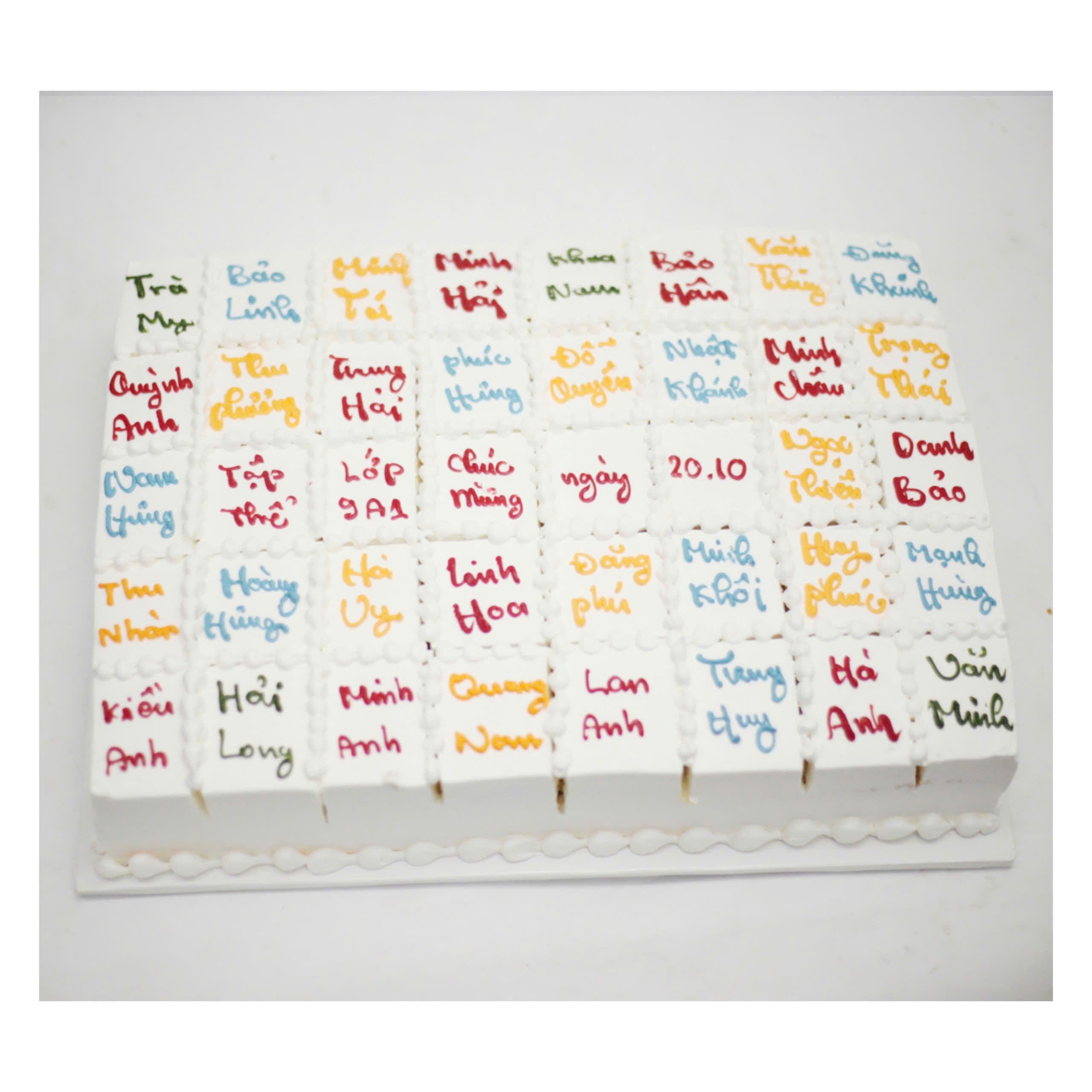 Bánh kem cắt miếng viết tên thành viên