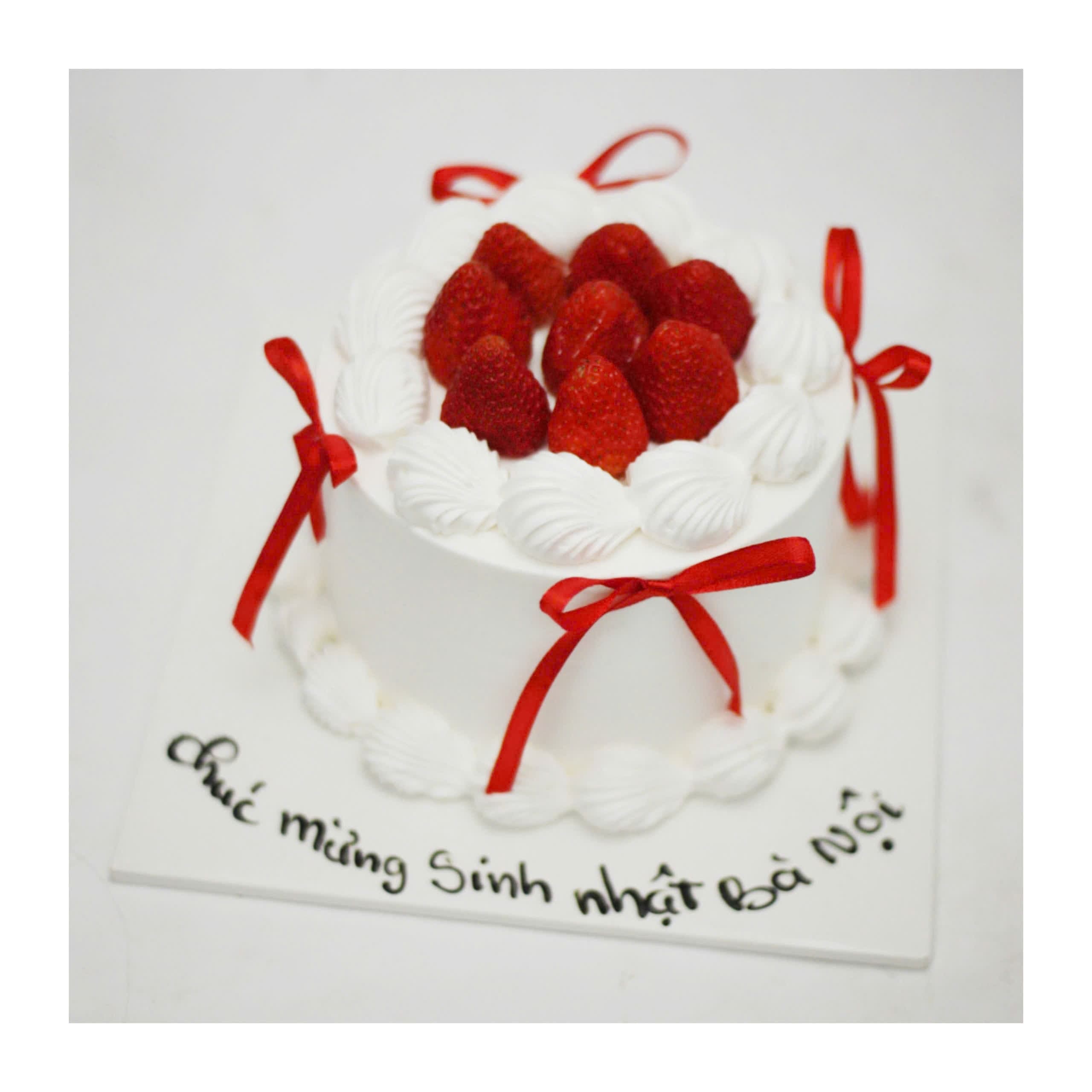 Bánh kem sinh nhật bà nội dâu tây đỏ