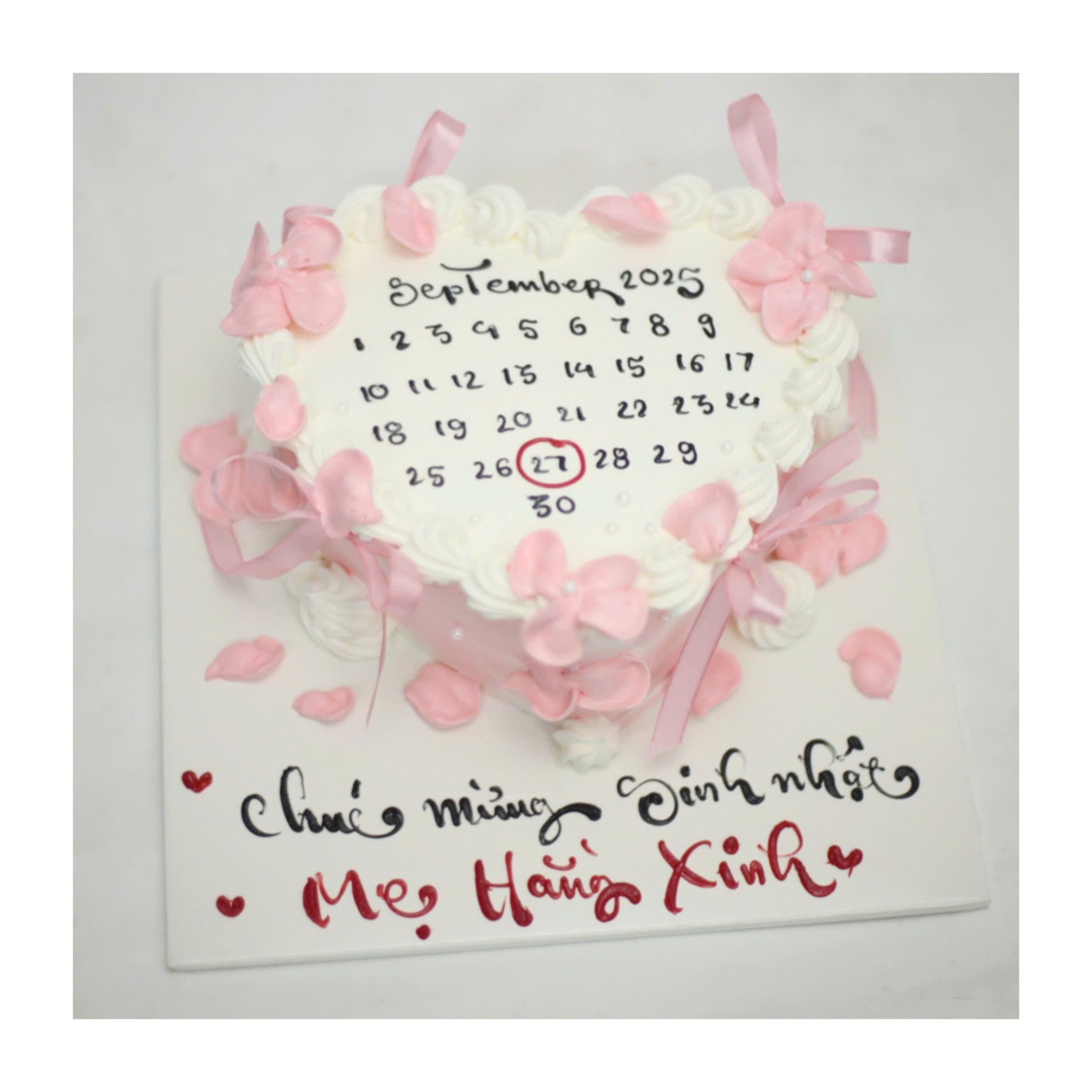 Bánh kem trái tim trang trí lịch tháng 9