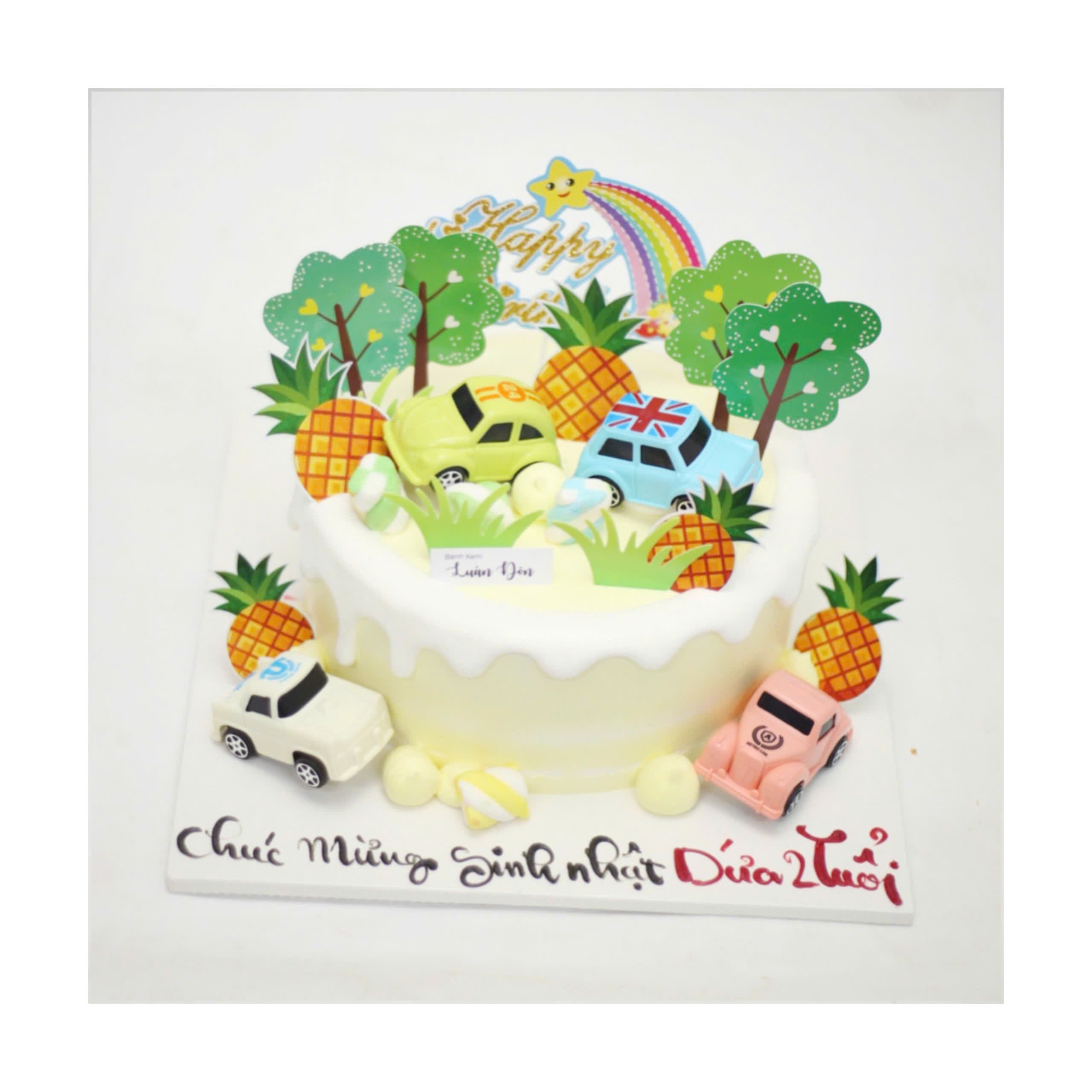 Bánh kem xe hơi và dứa vàng vui nhộn