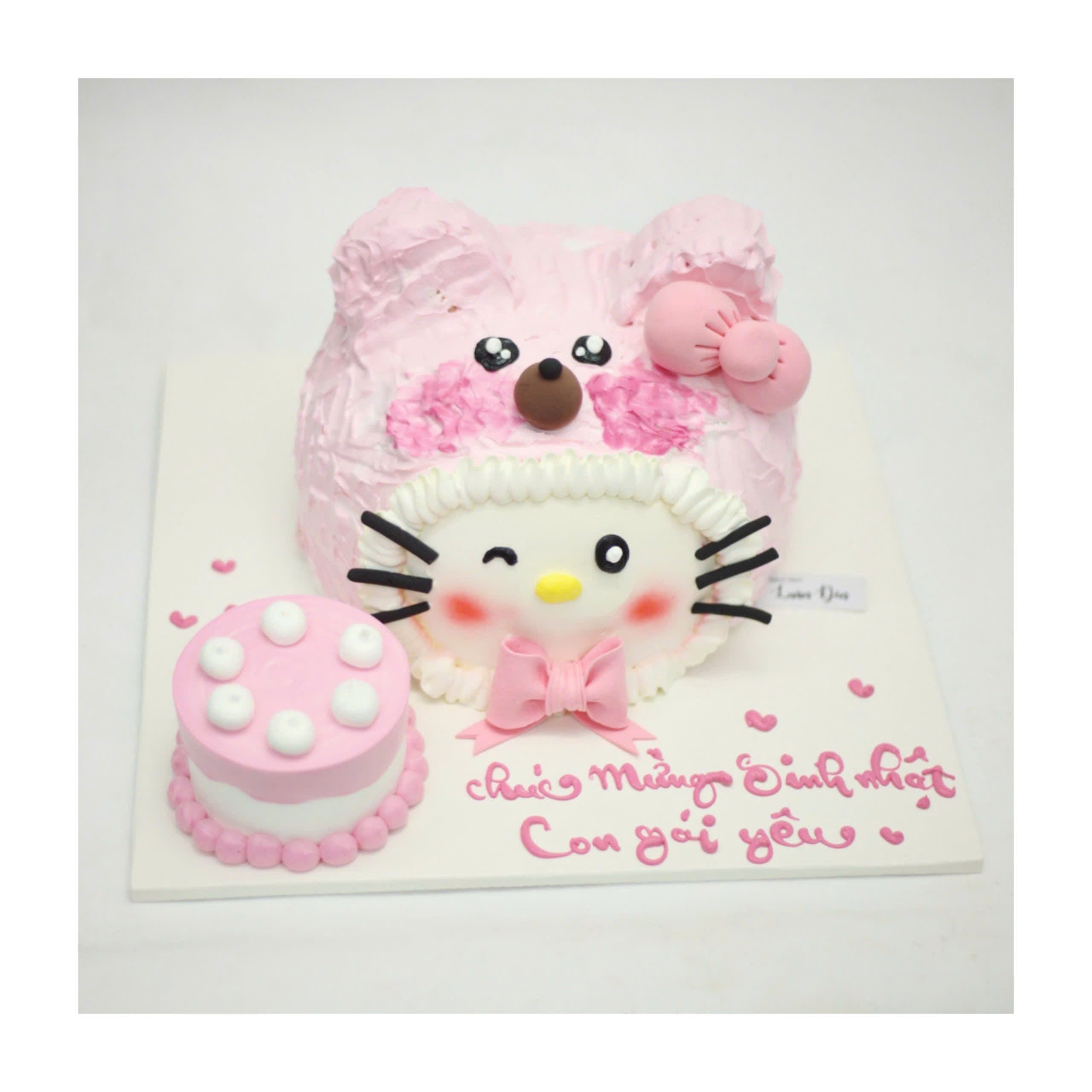 Bánh kem Hello Kitty hóa trang gấu dâu
