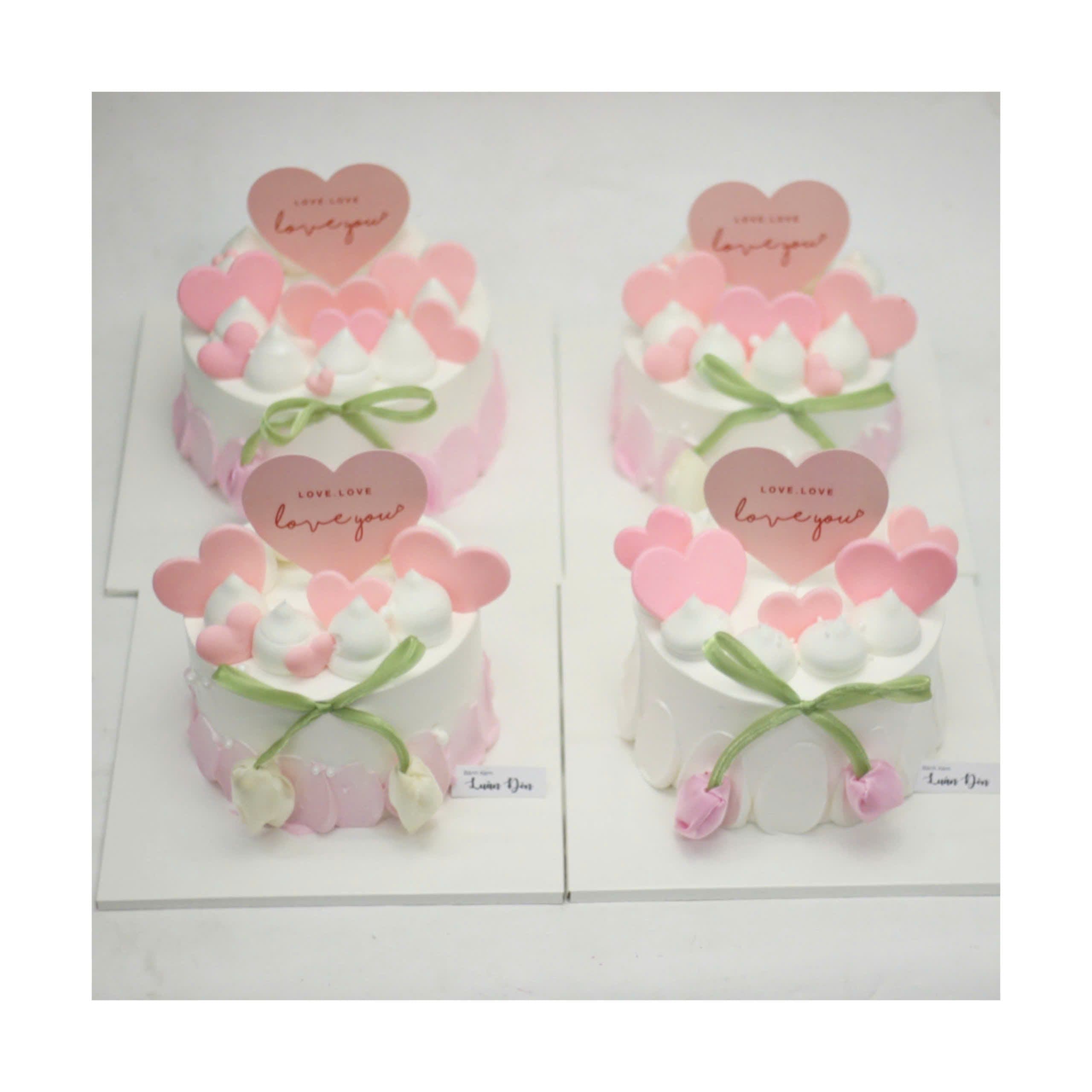 Set bánh kem trái tim hồng nơ xanh