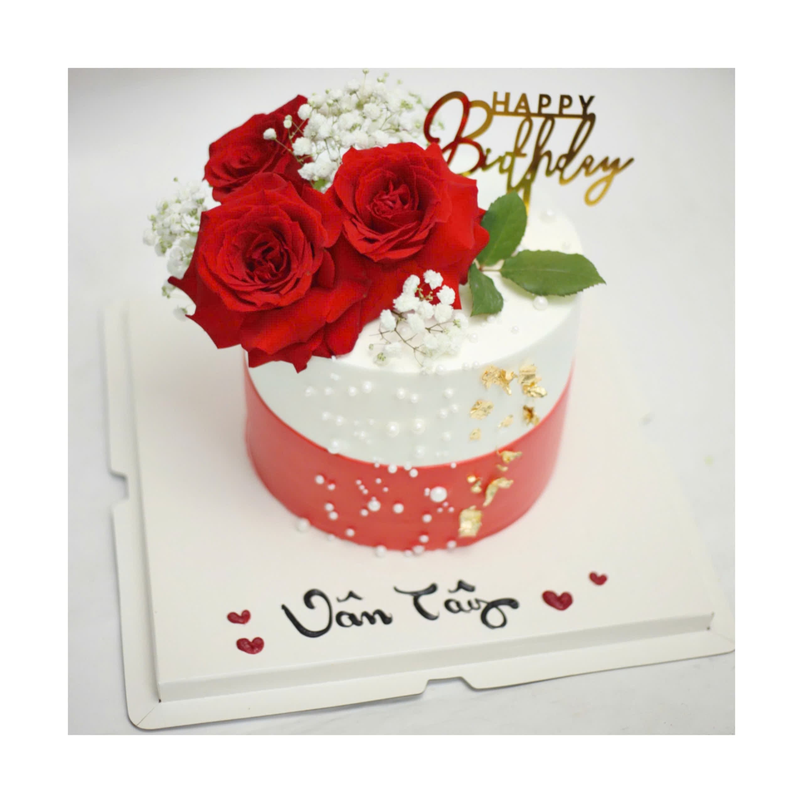 Bánh kem trang trí hoa hồng đỏ tươi
