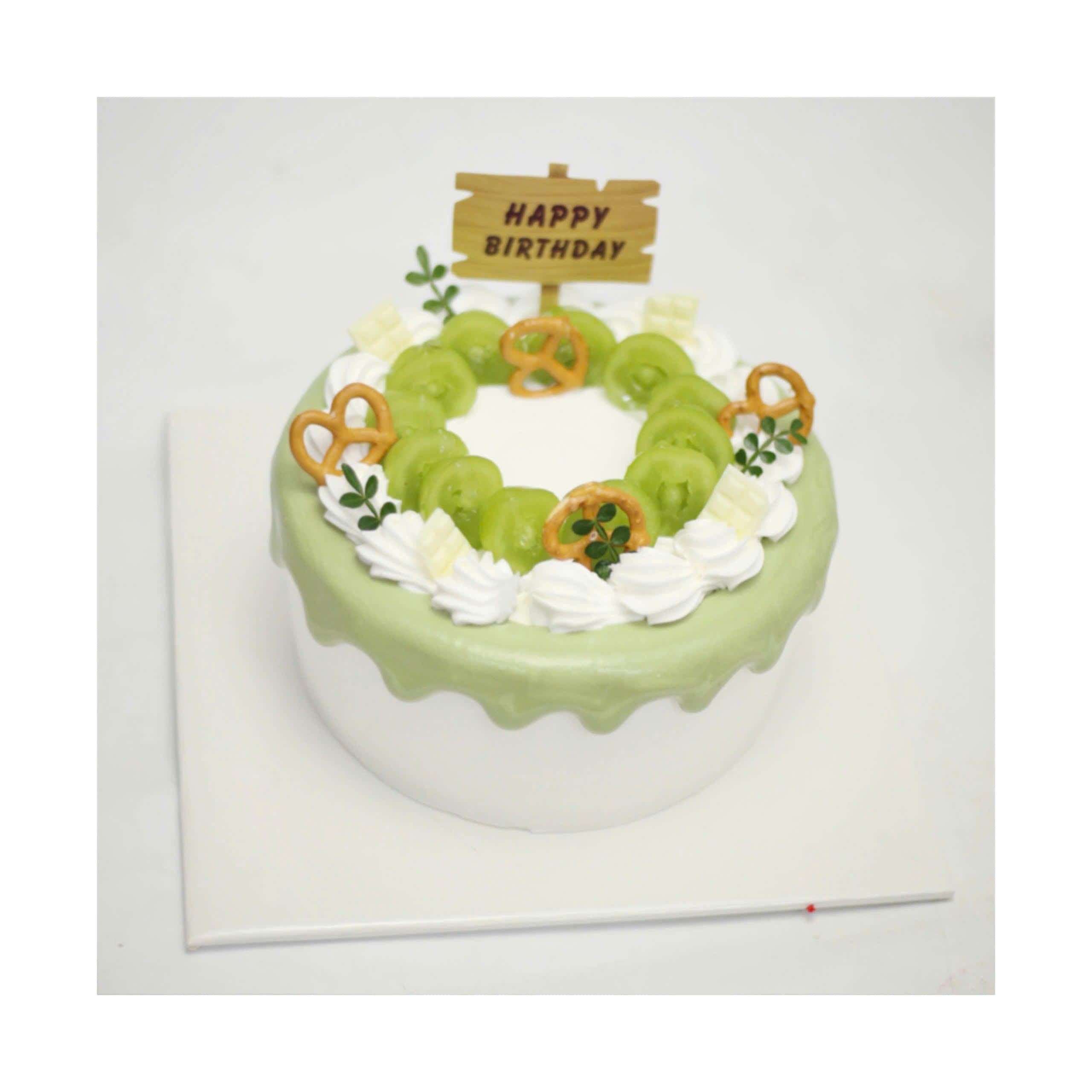 Bánh kem kem chảy màu xanh trang trí nho xanh