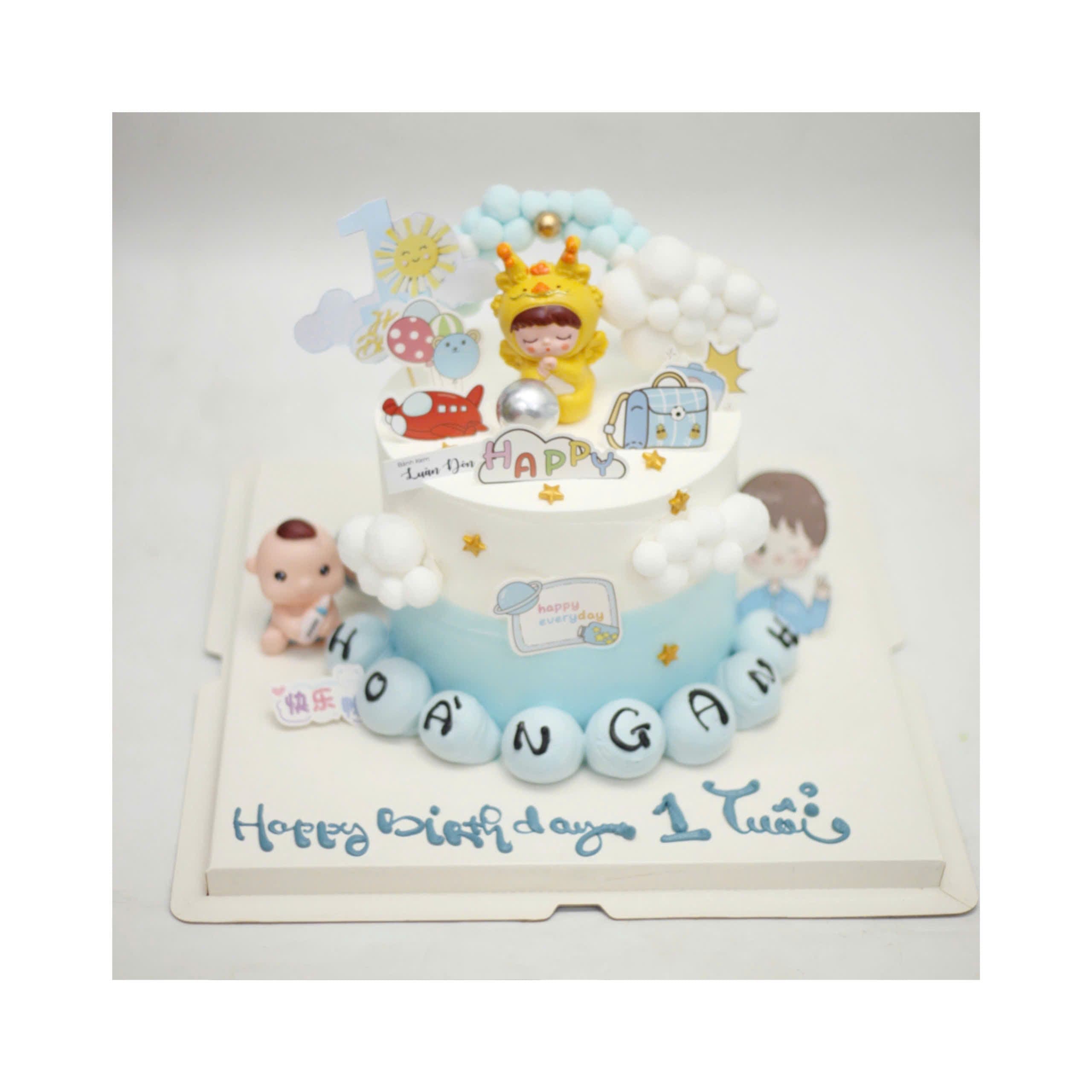 Bánh kem phi hành gia và mây trắng cho bé trai