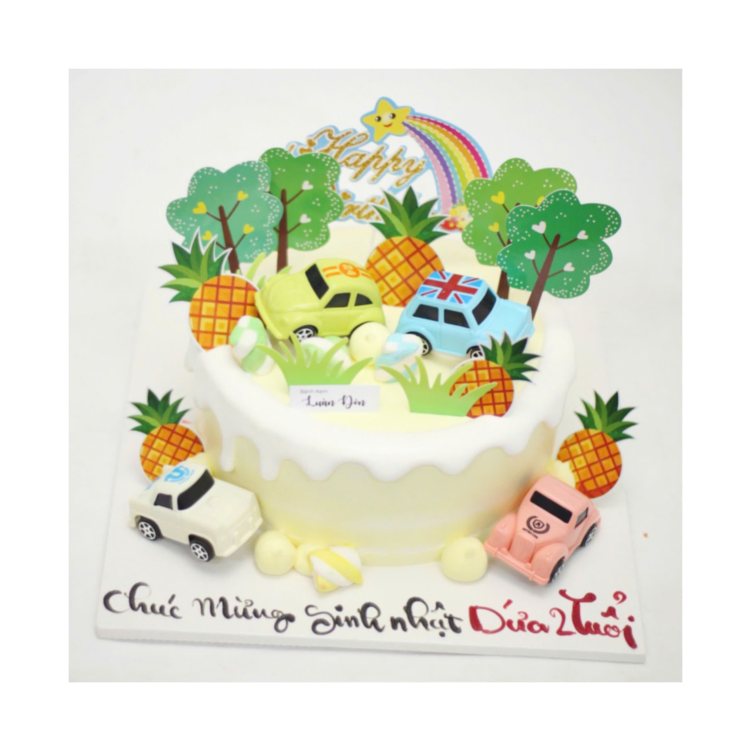 Bánh kem xe hơi và dứa trang trí