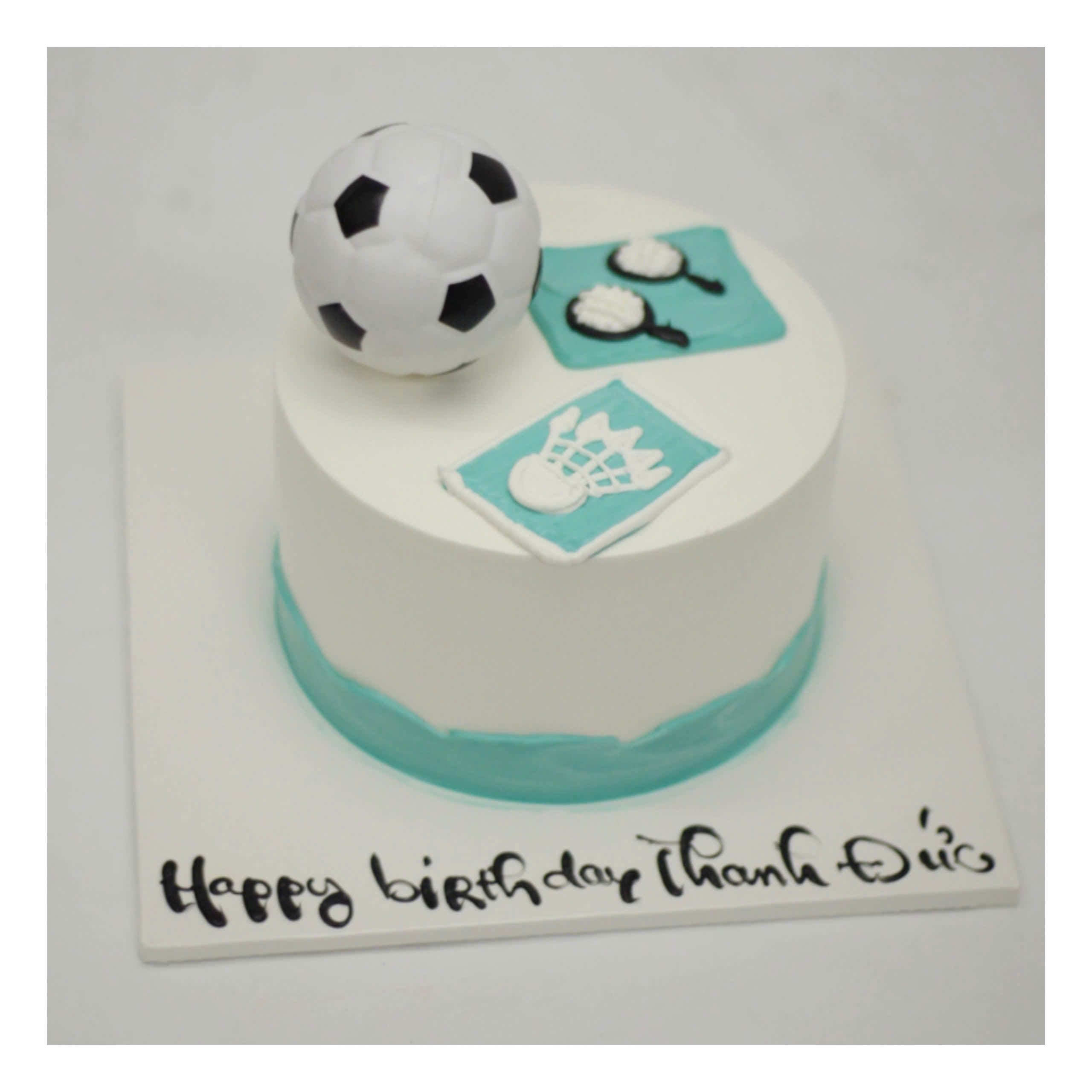 Bánh kem trang trí bóng đá và cầu lông