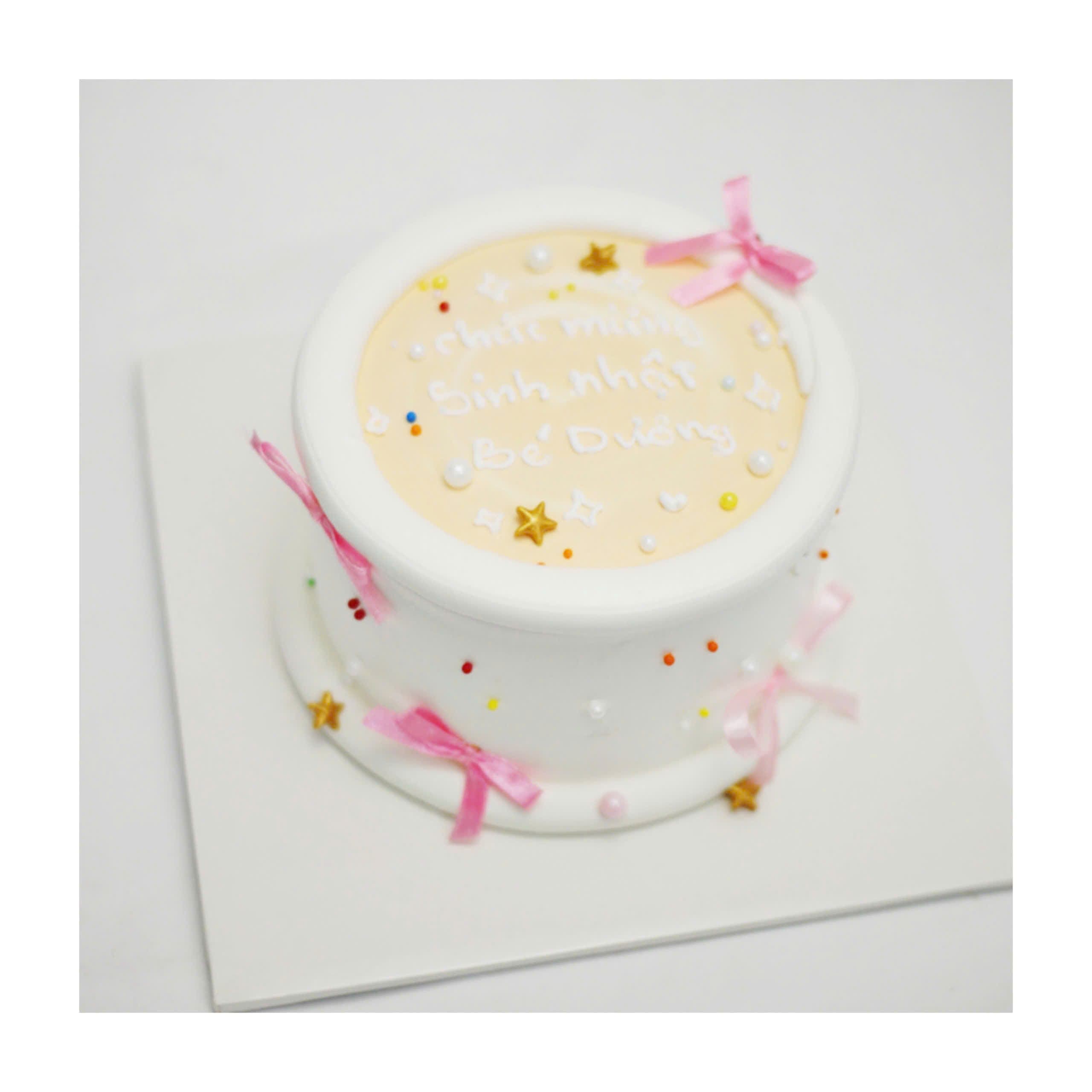 Bánh Kem Trắng Đính Nơ Hồng Xinh Xắn