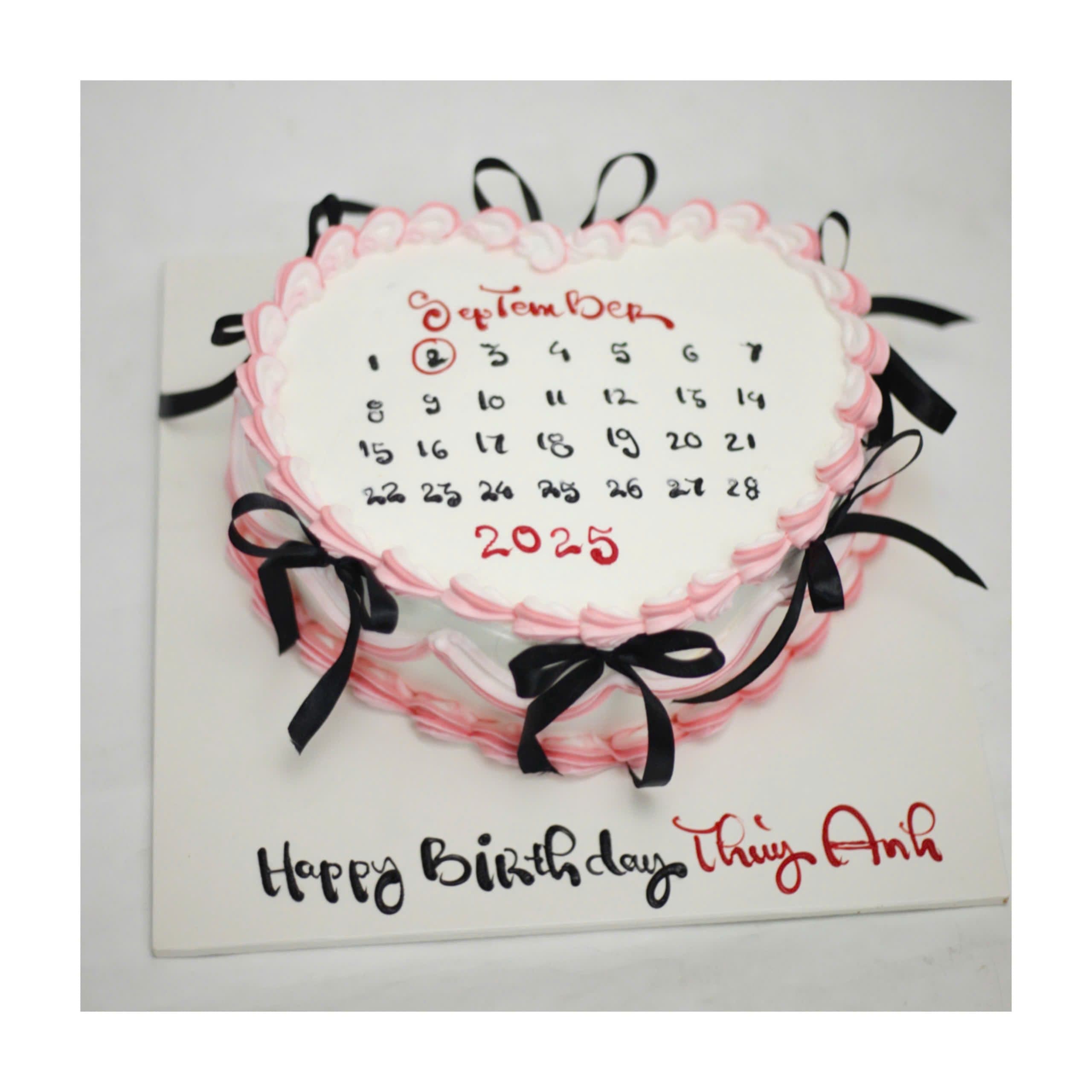 Bánh Kem Hình Trái Tim Vẽ Lịch