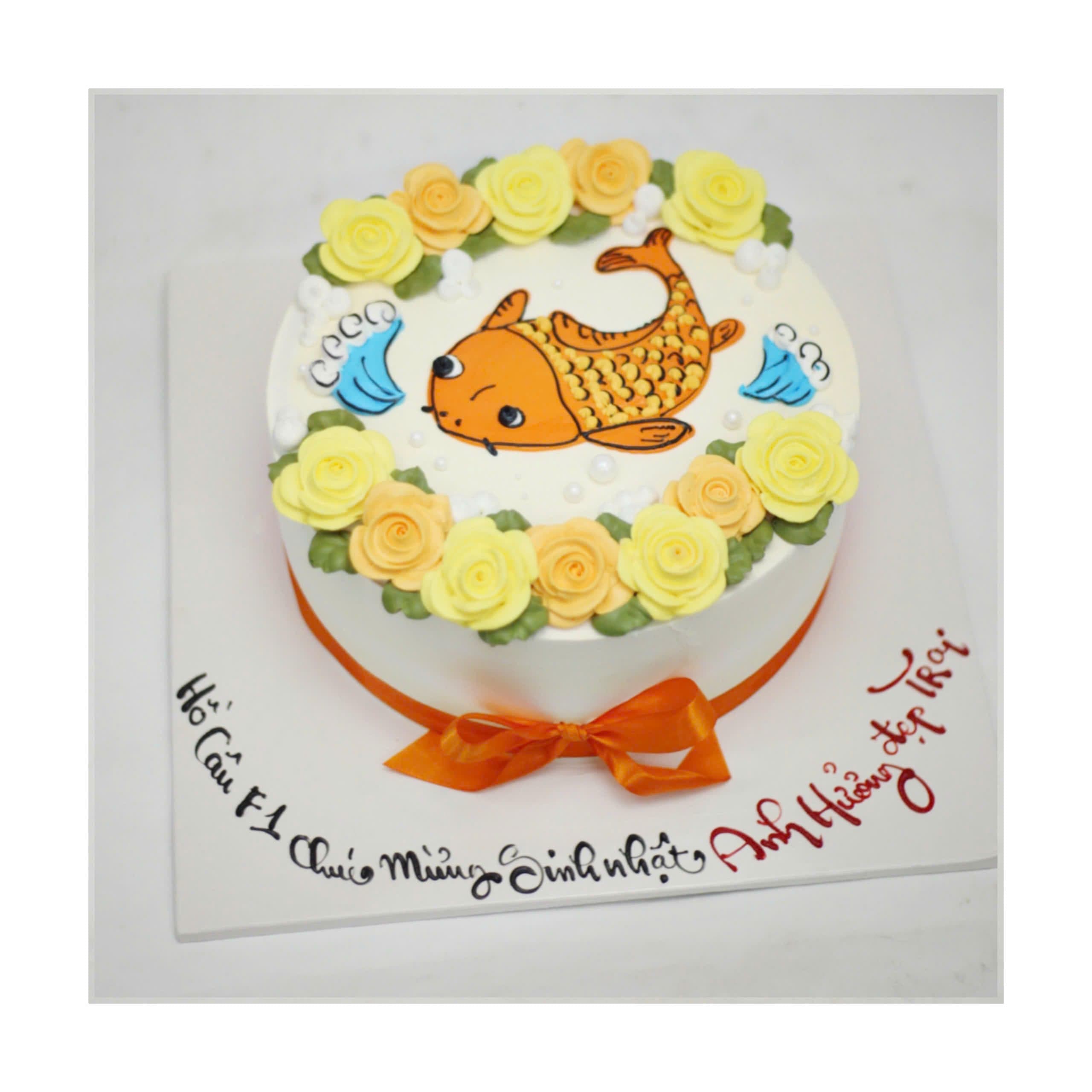 Bánh kem vẽ hình cá chép và hoa vàng