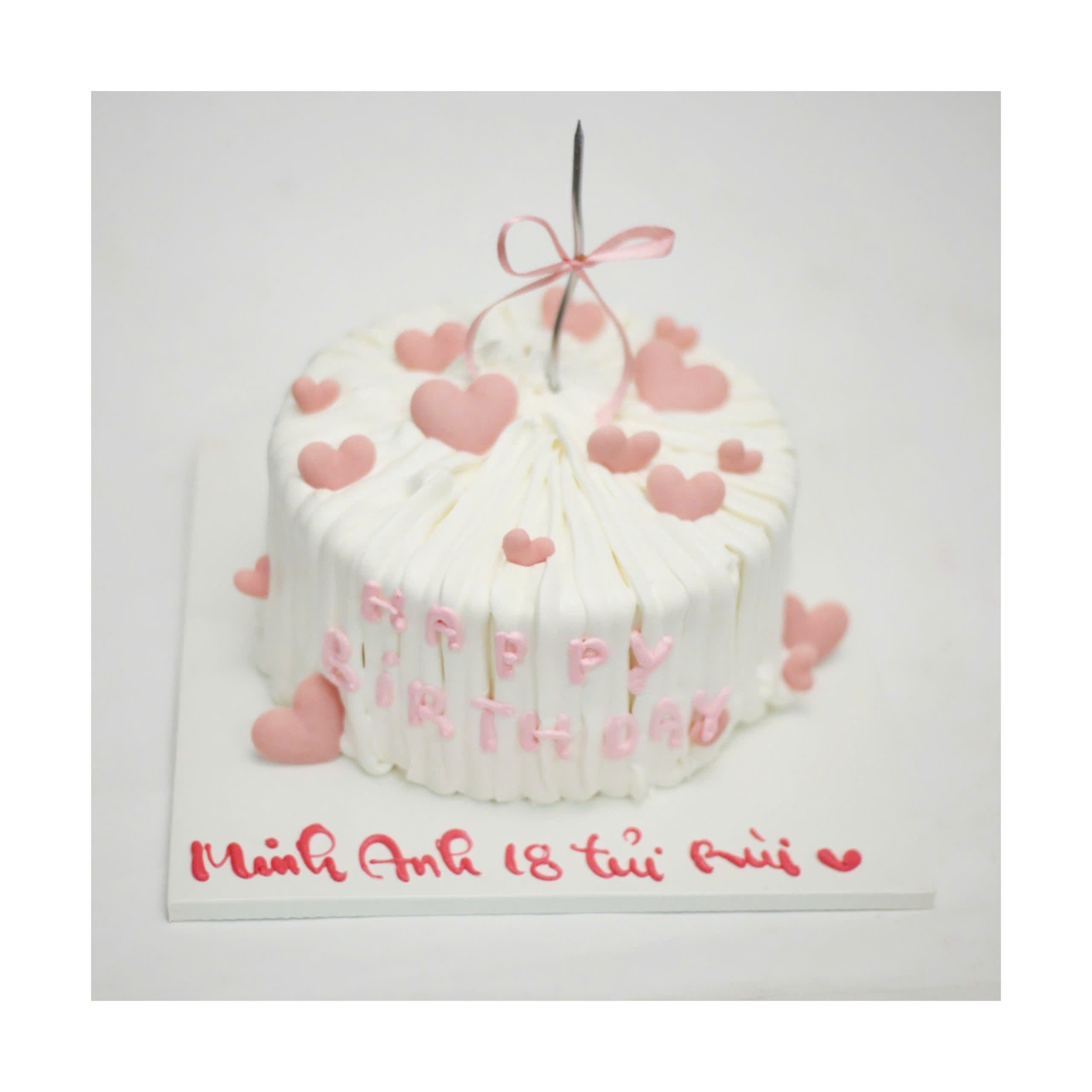 Bánh kem trắng trang trí tim hồng đơn giản