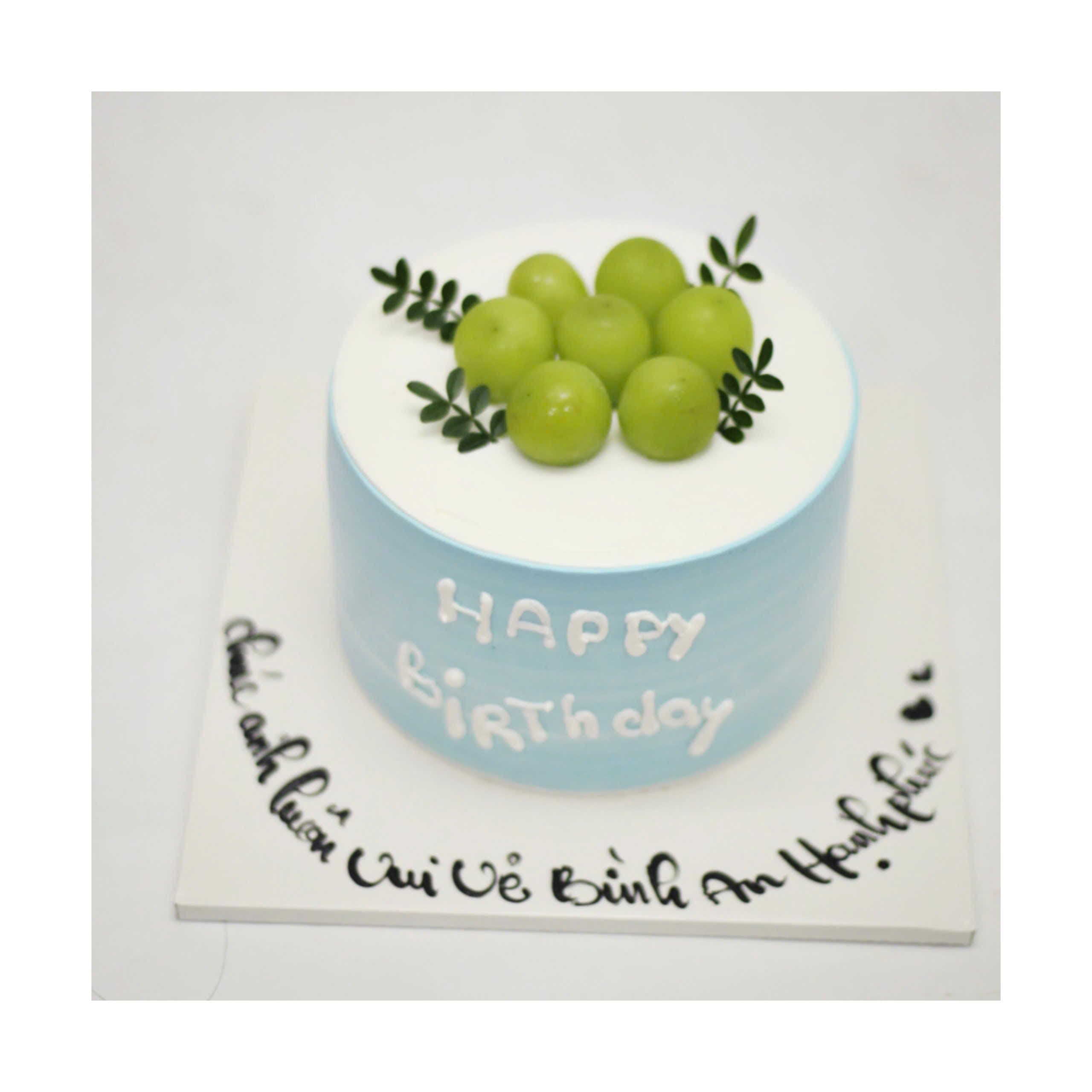 Bánh kem xanh pastel trang trí nho mẫu đơn