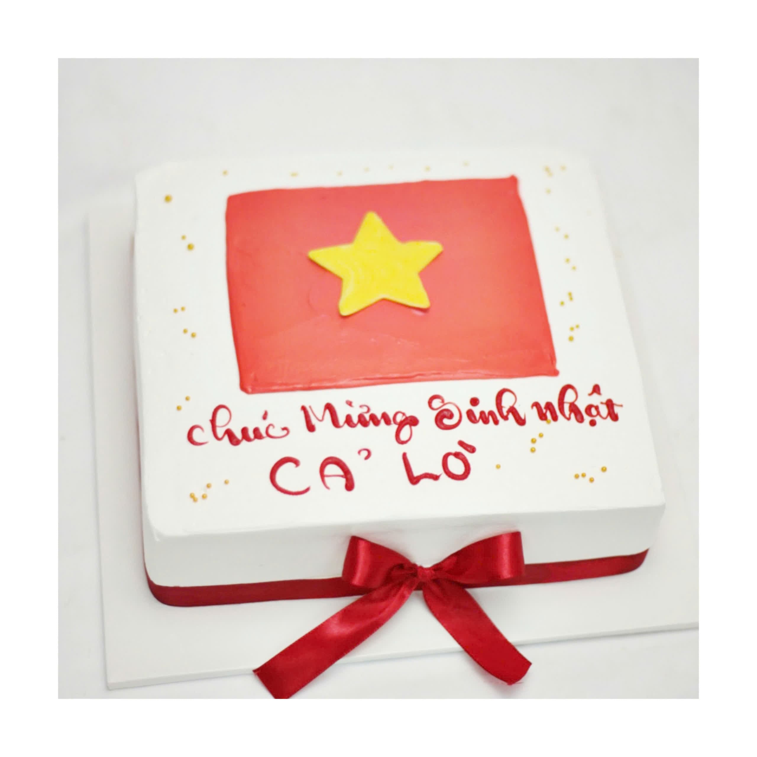 Bánh kem hình vuông lá cờ Việt Nam