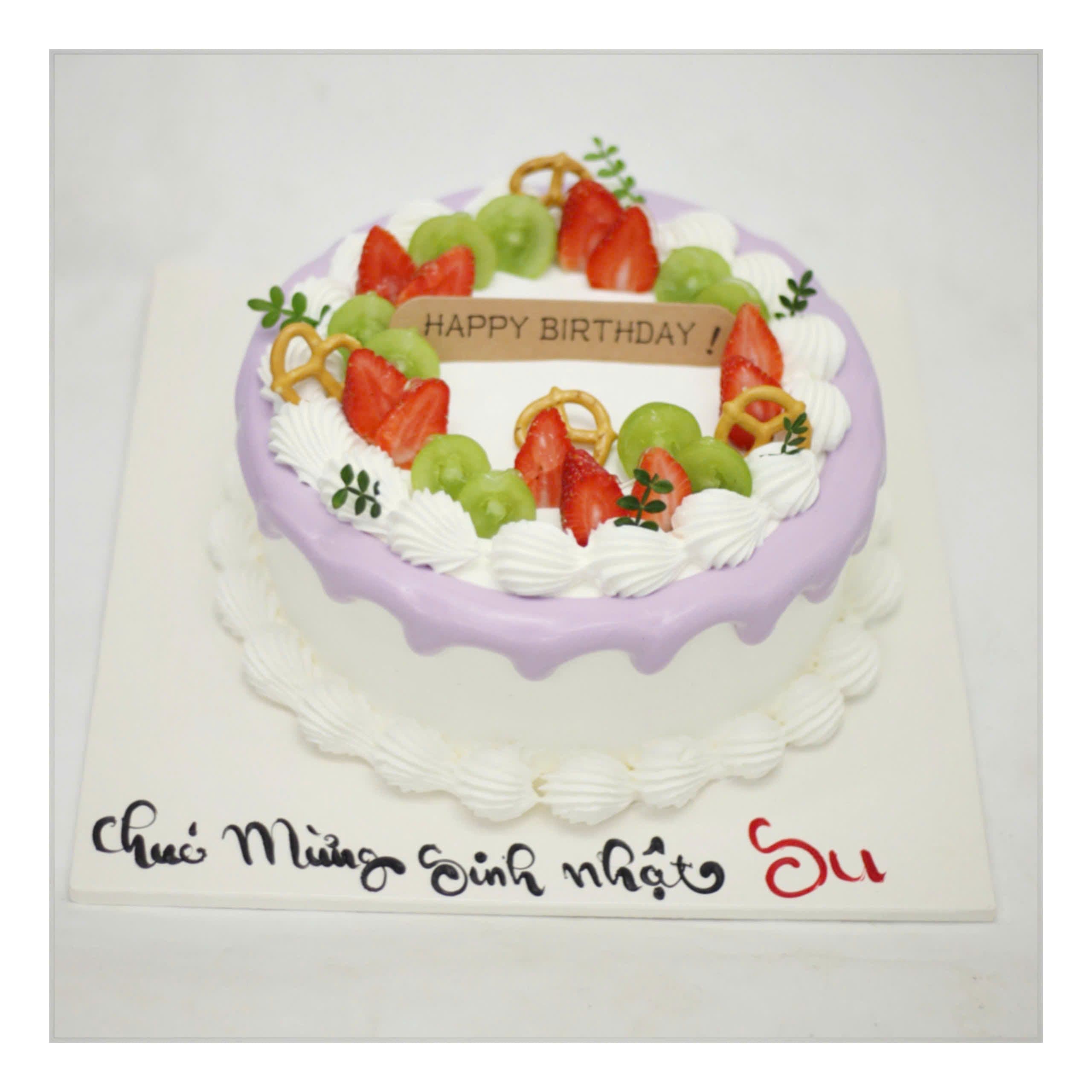 Bánh kem dâu tây và nho xanh