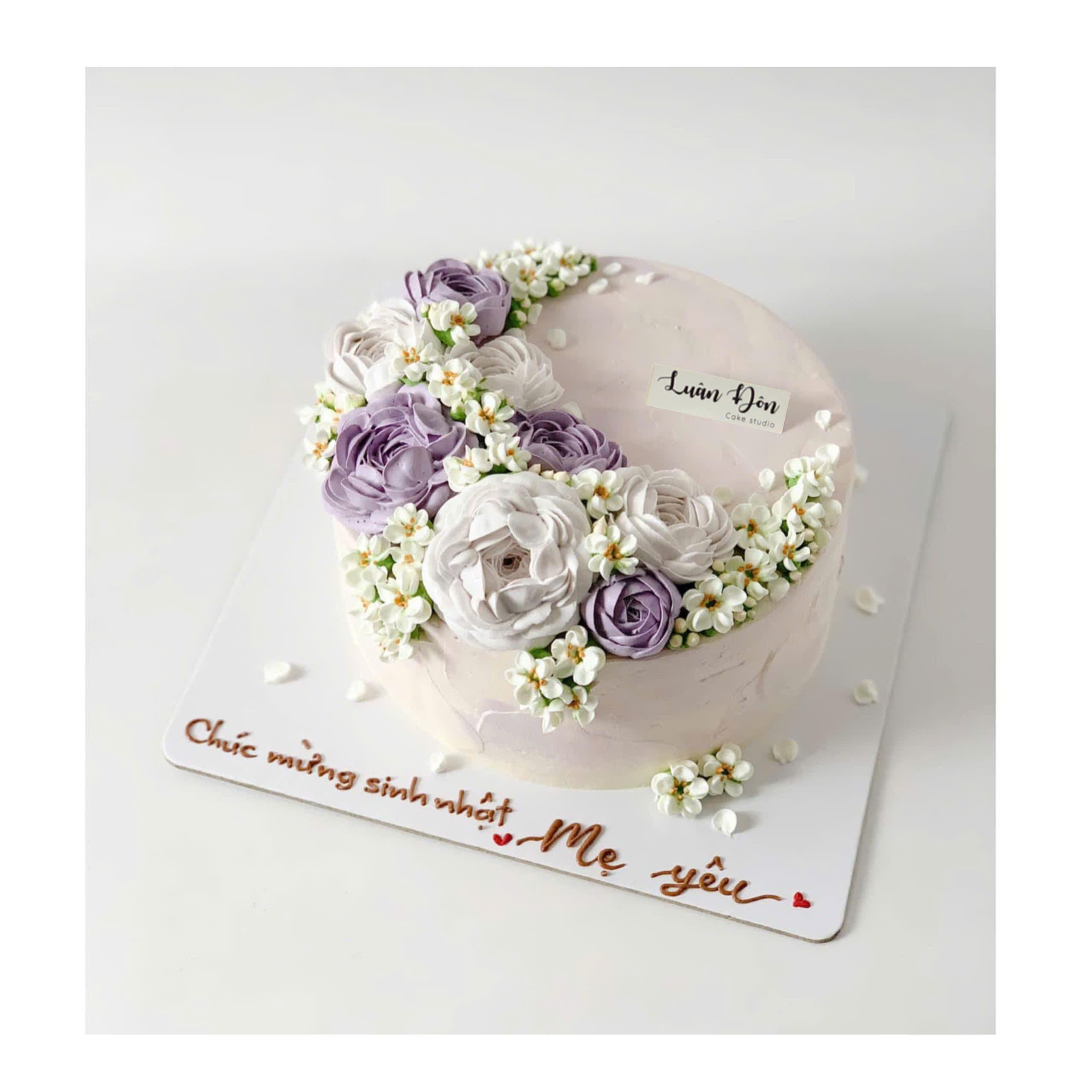 Bánh kem hoa hồng tím sang trọng