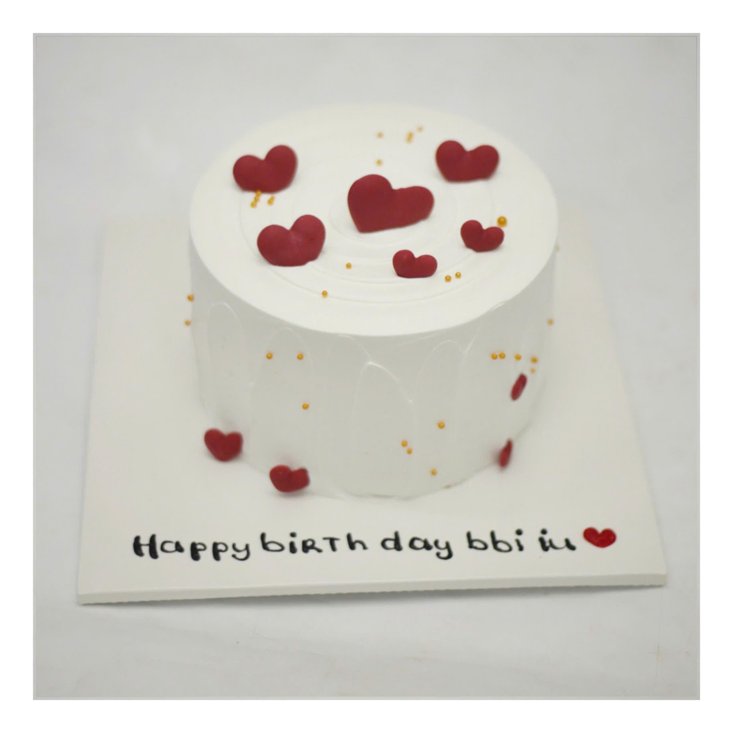 Bánh kem trắng trang trí tim đỏ