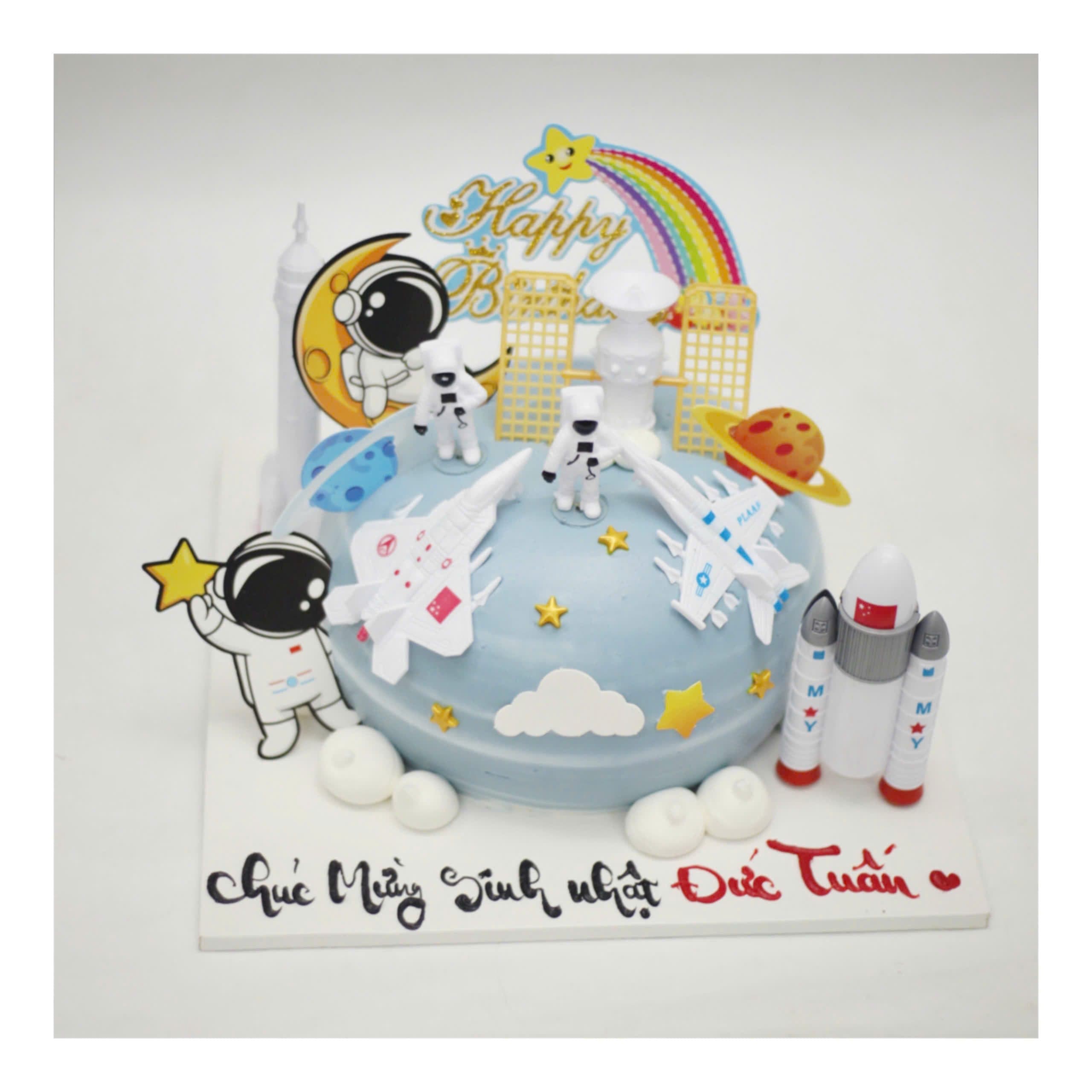 Bánh kem phi hành gia và tên lửa vũ trụ