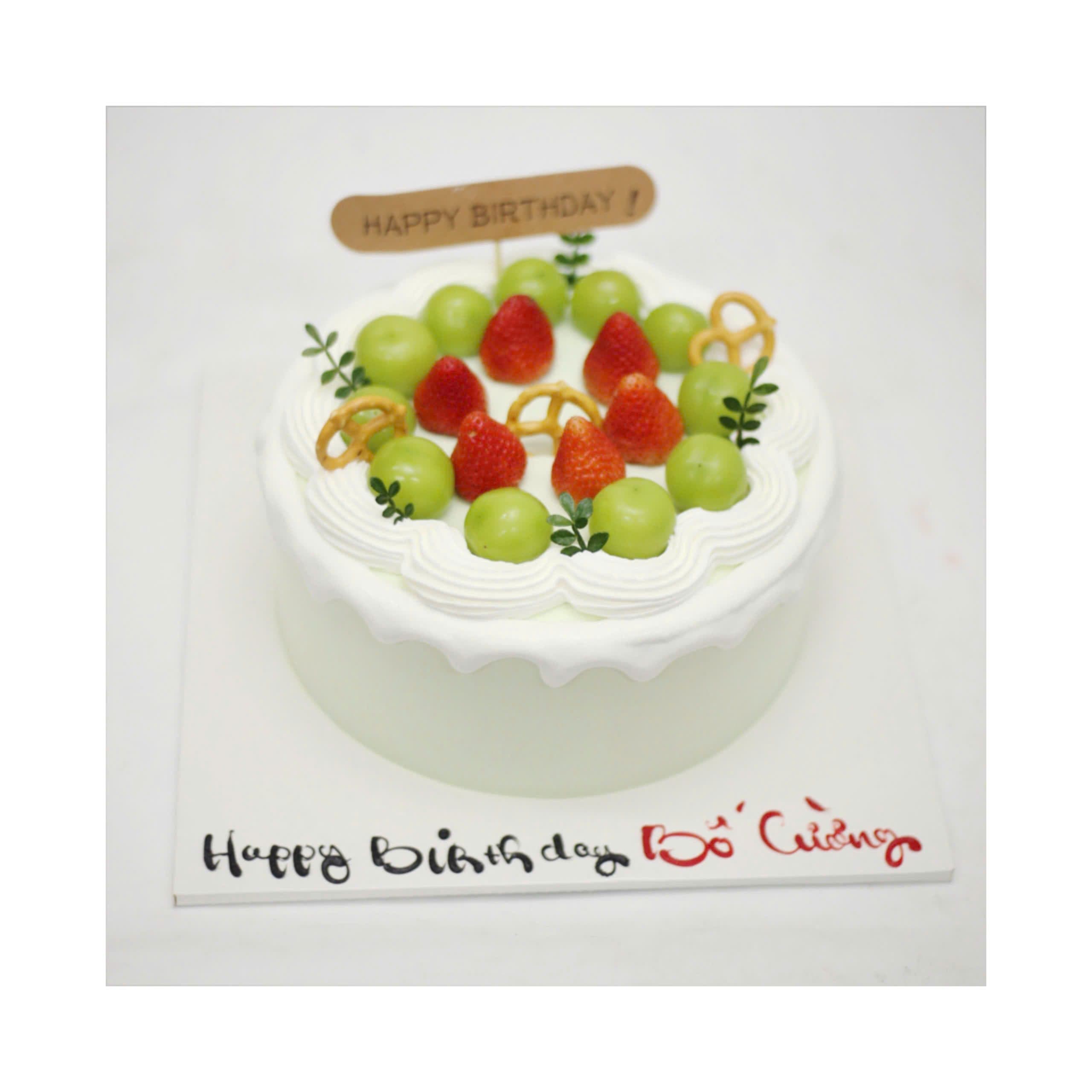 Bánh kem sữa tươi dâu tây và nho xanh