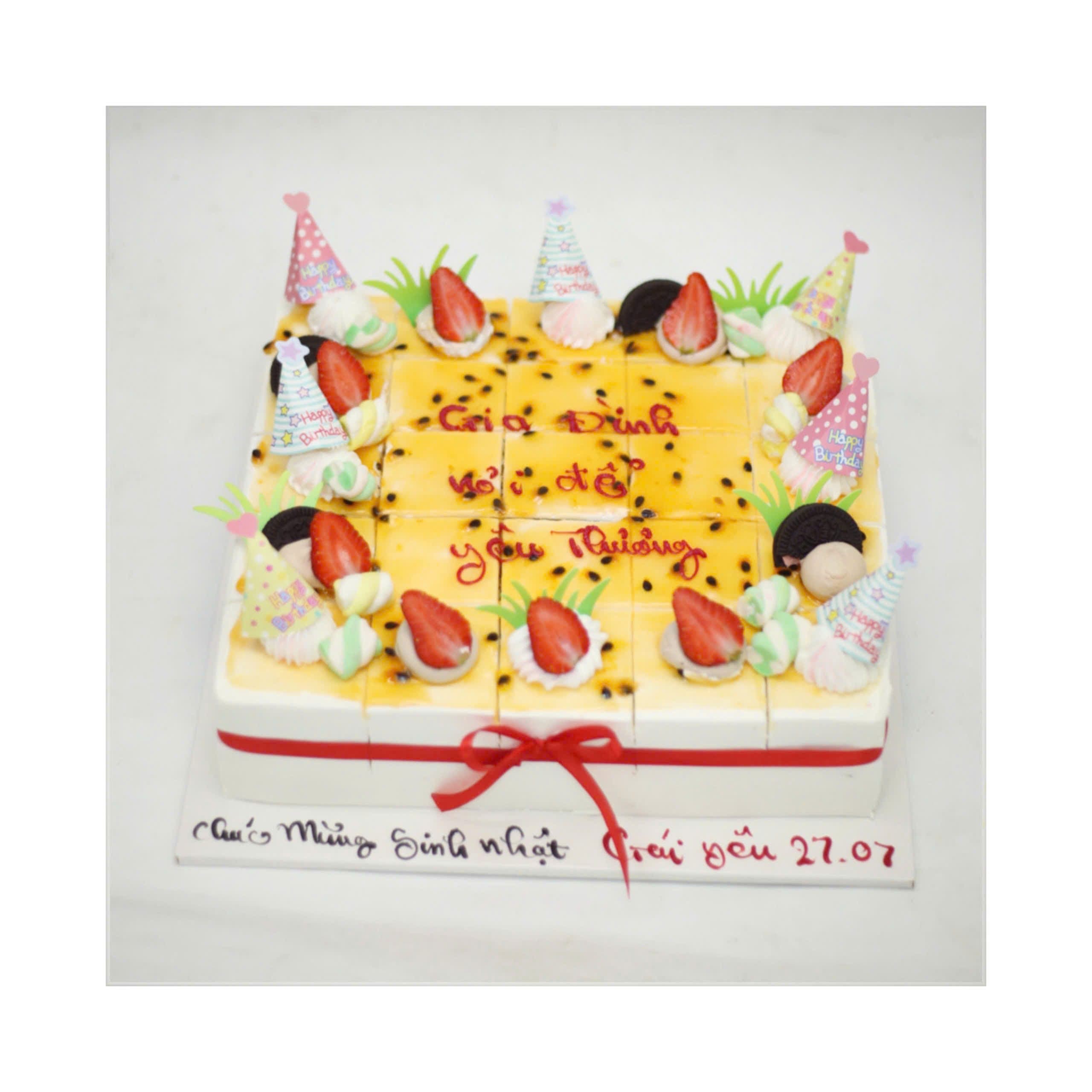 Bánh Mousse chanh dây cắt miếng trang trí quả