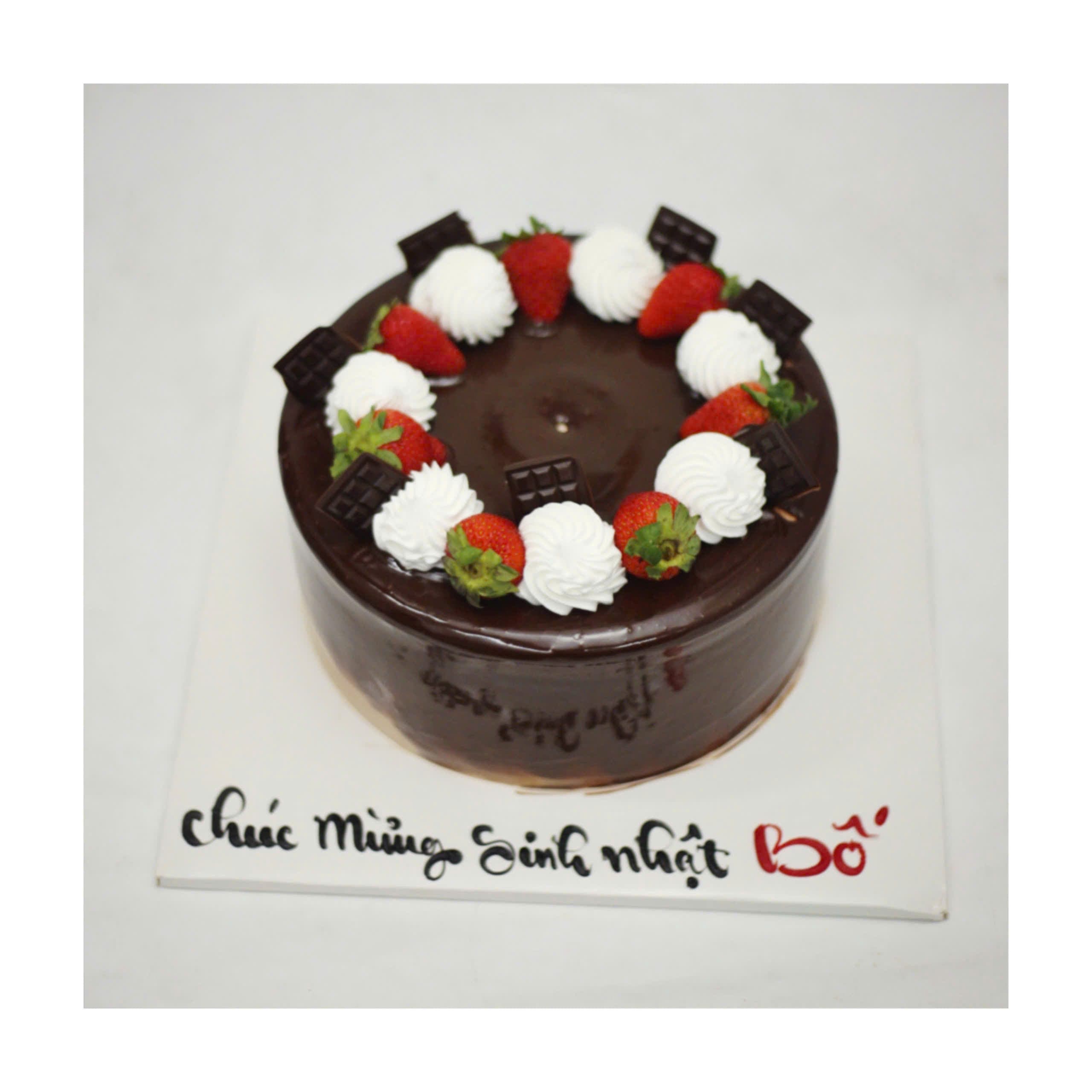 Bánh kem phủ chocolate dâu tây tươi mát