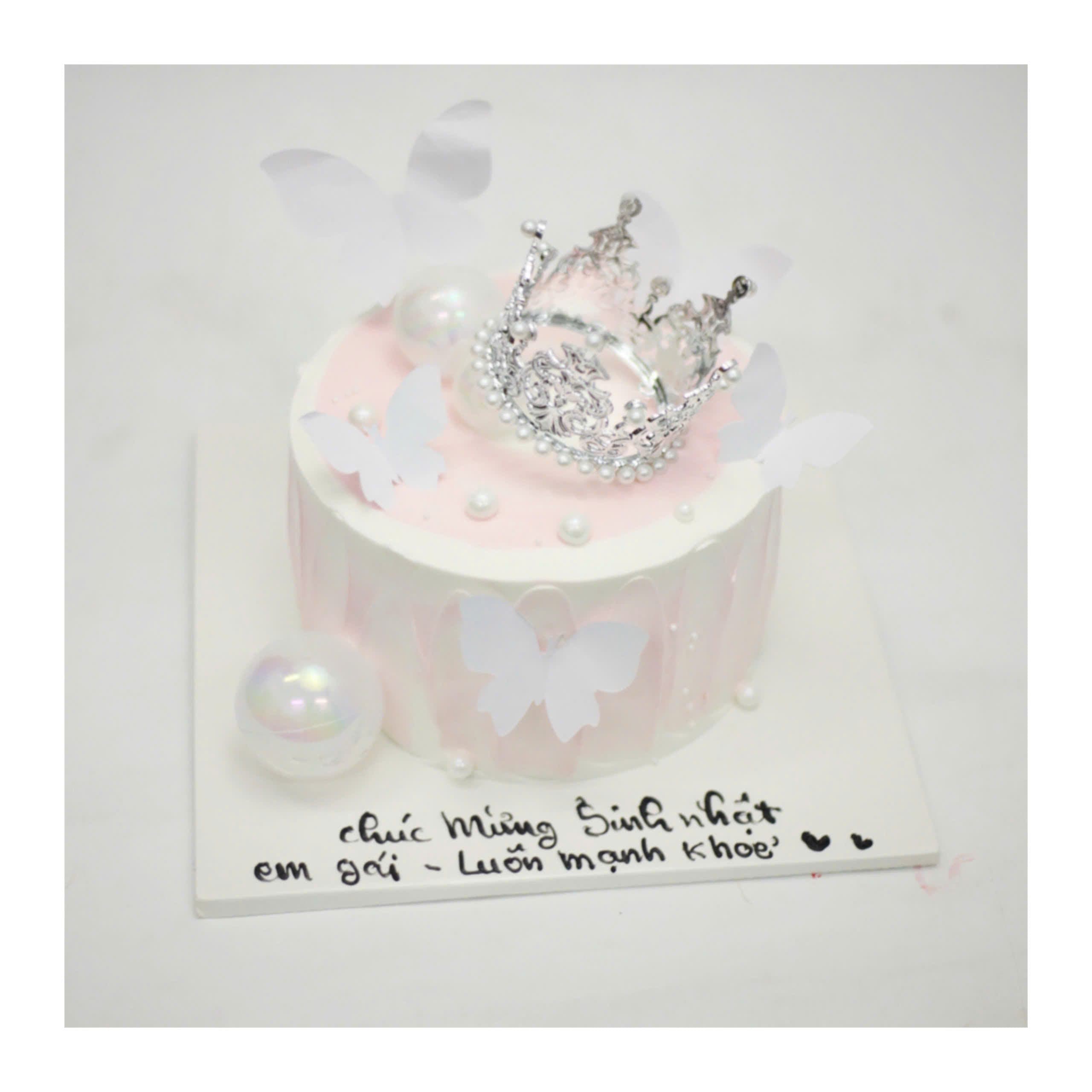 Bánh kem vương miện và bướm hồng tiểu thư