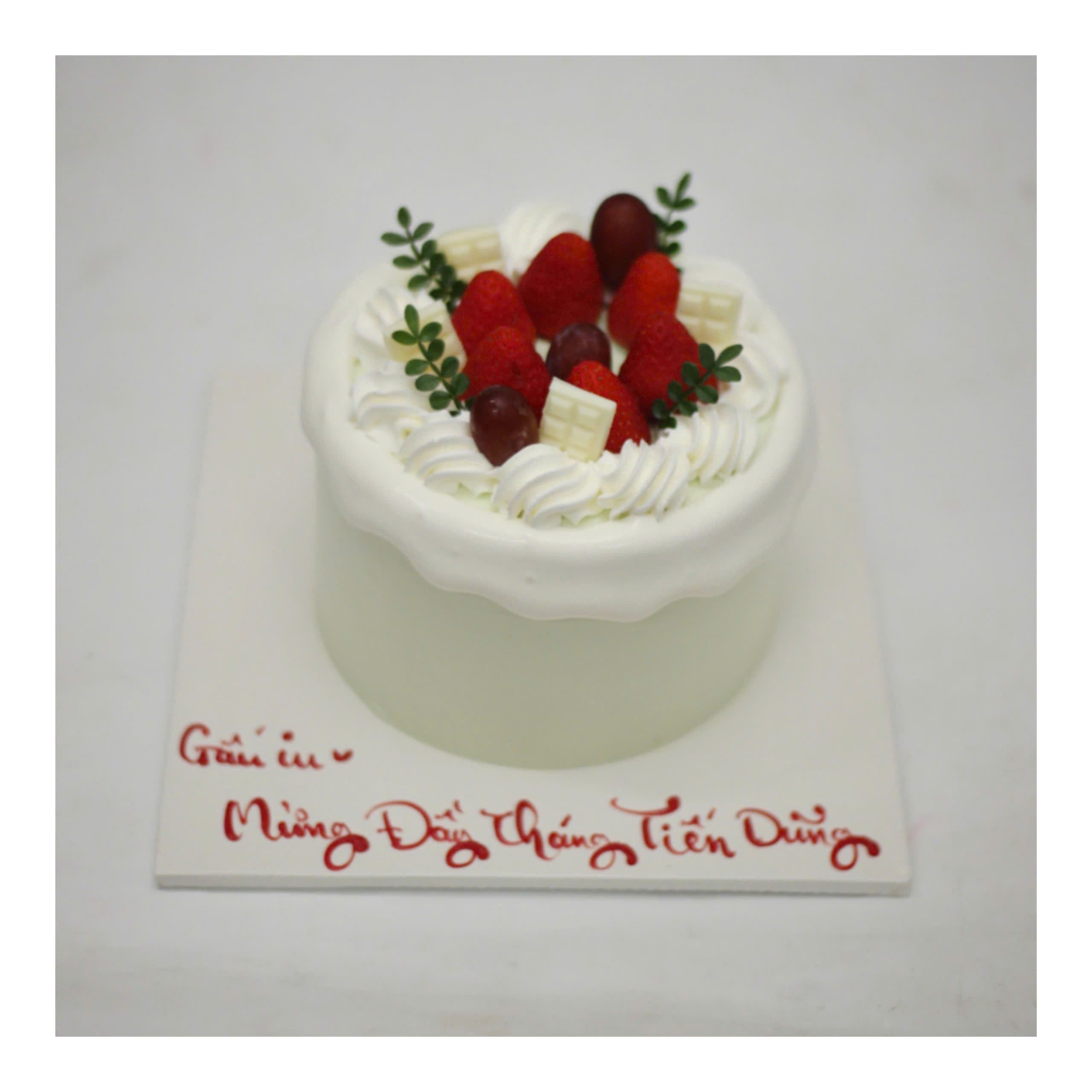 Bánh kem trái cây dâu tây nhỏ nhắn