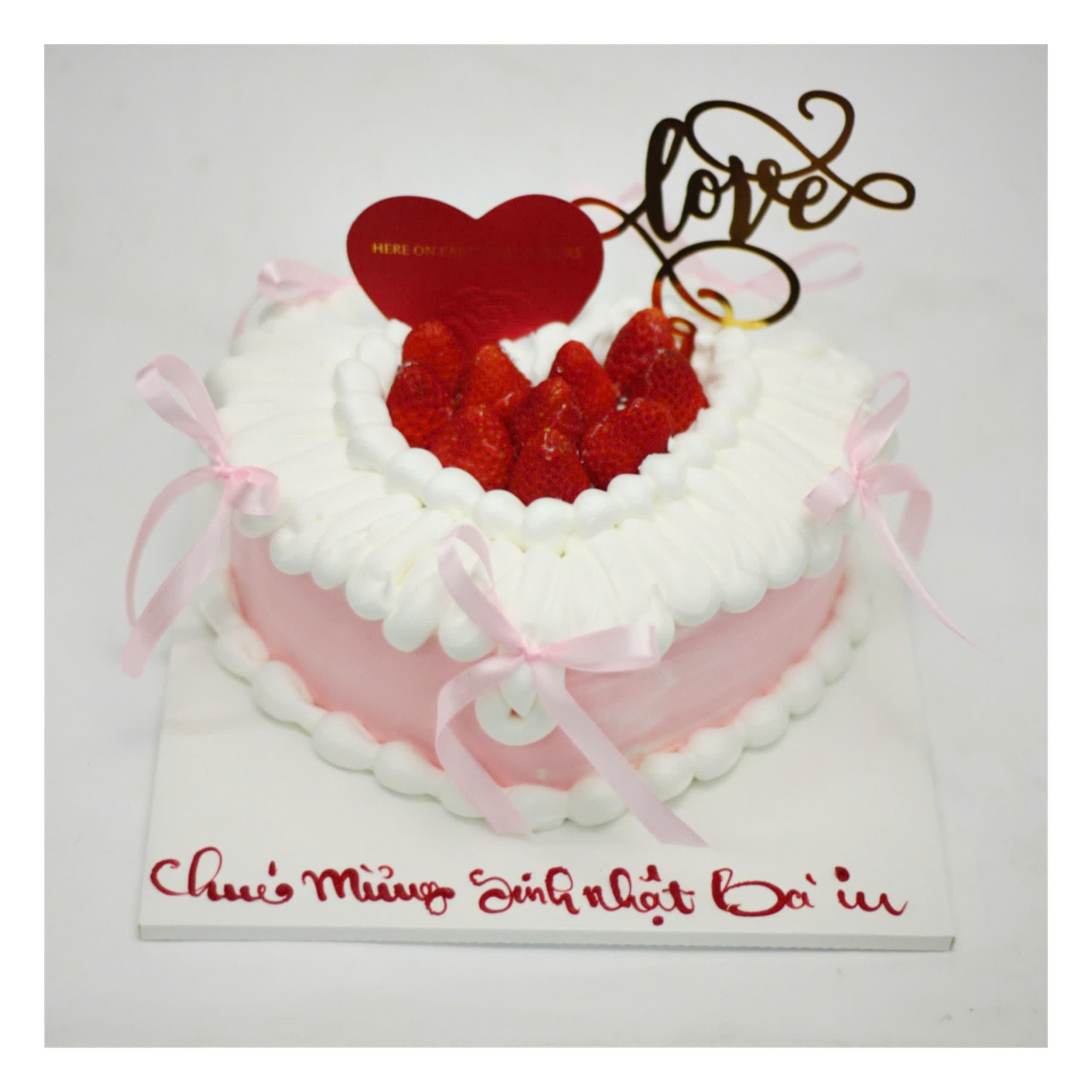 Bánh kem trái tim dâu tây tình yêu