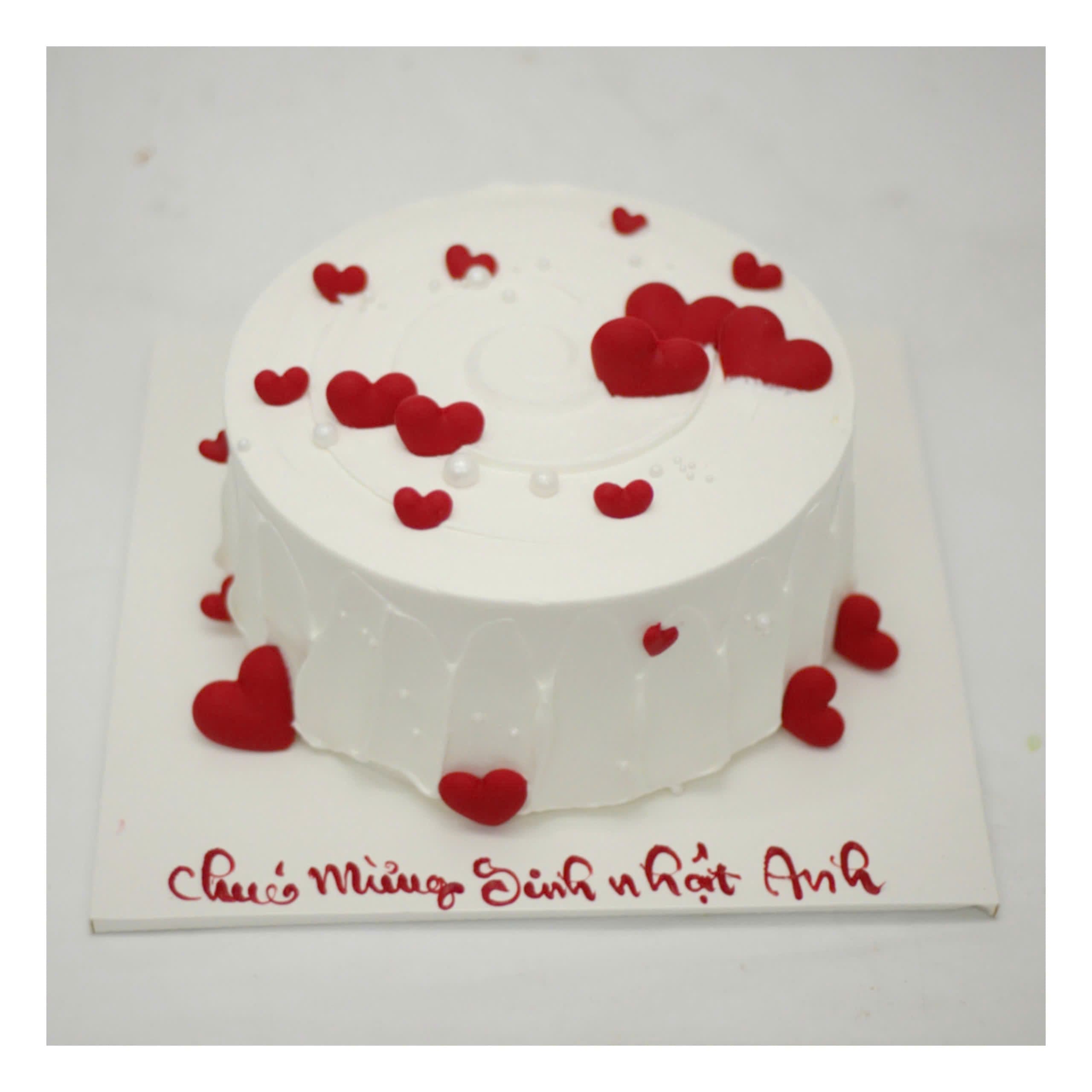 Bánh kem trắng trang trí trái tim đỏ lãng mạn