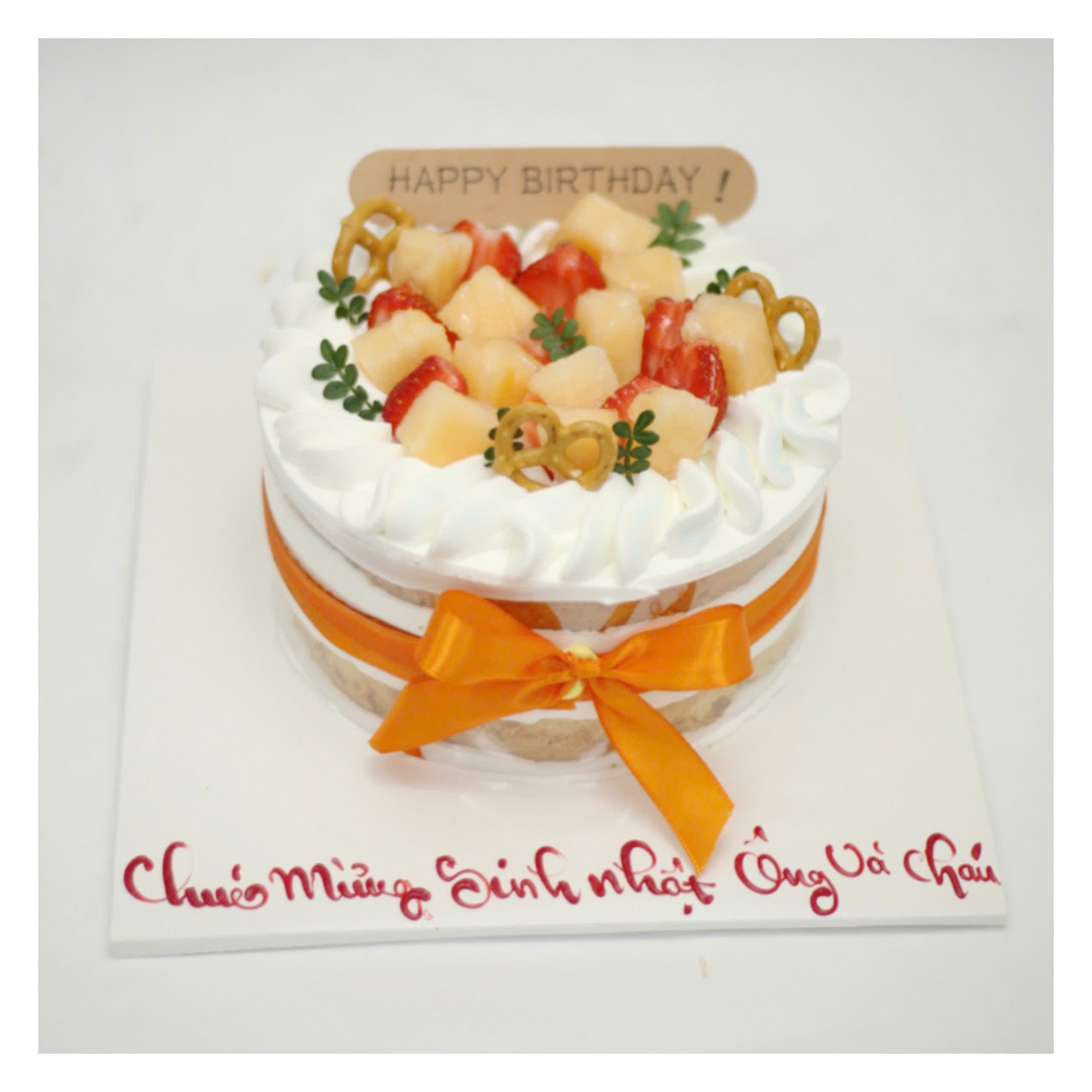 Bánh kem trái cây trang trí nơ cam