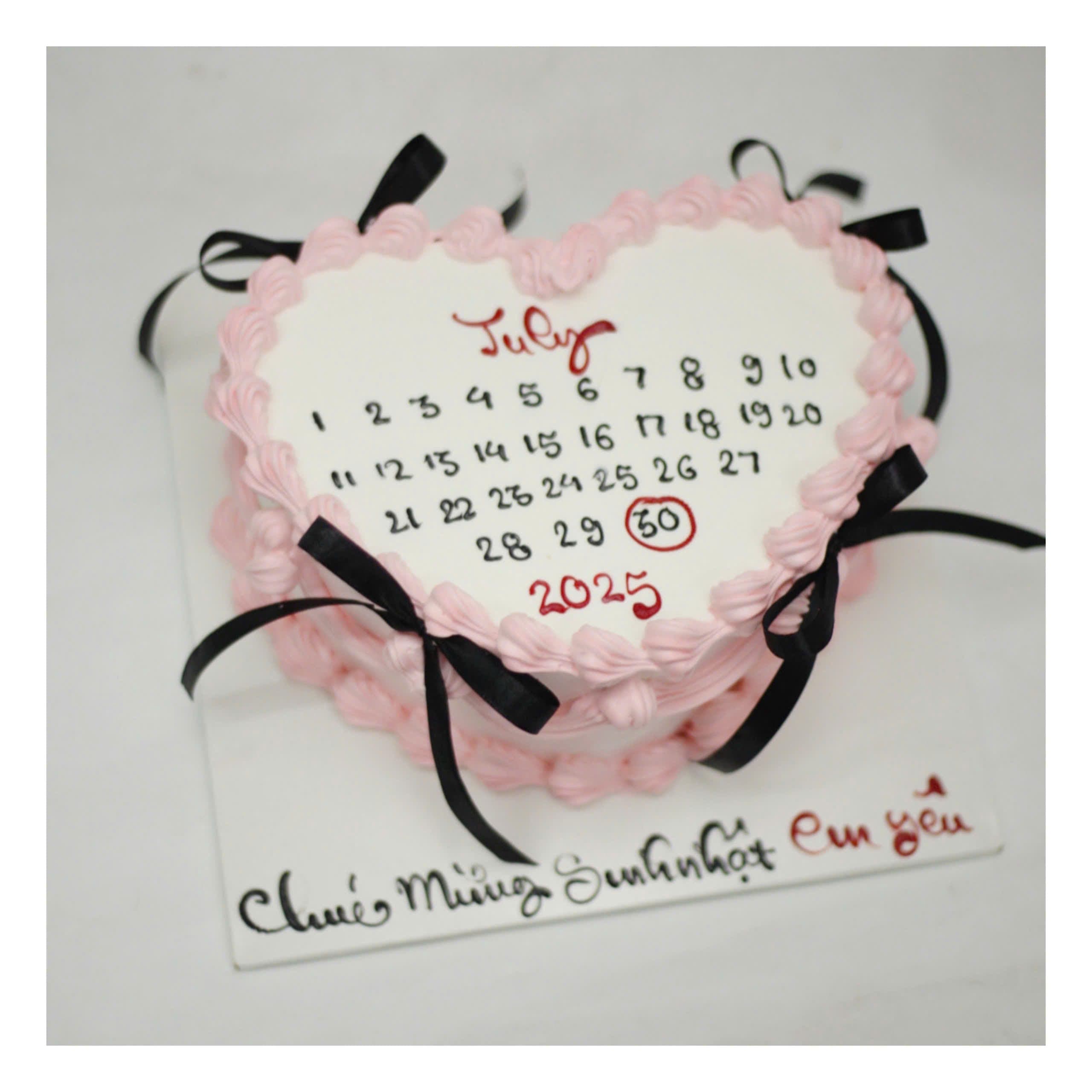 Bánh kem lịch tháng 7 trái tim hồng