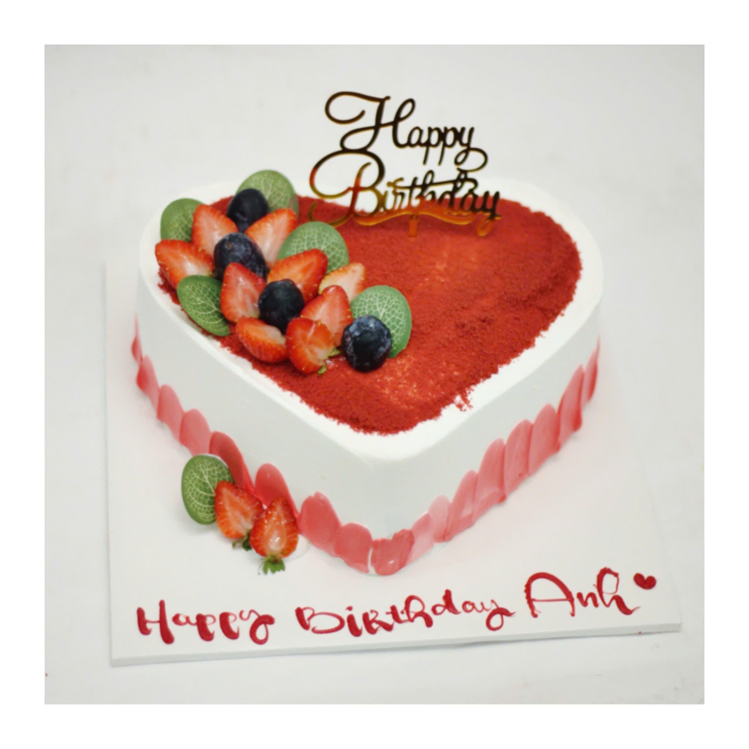 Bánh kem trái tim đỏ trang trí hoa quả