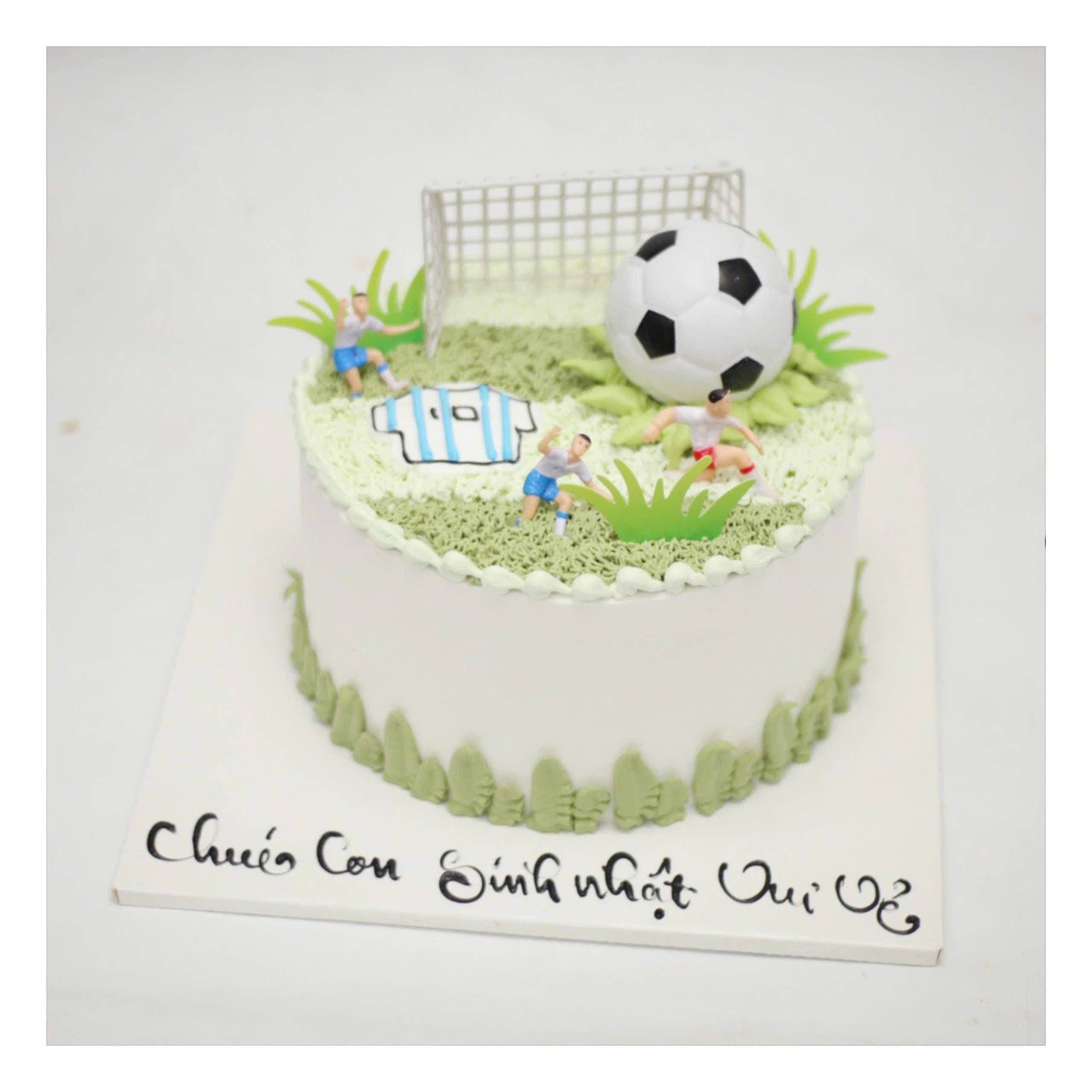 Bánh sinh nhật sân cỏ và cầu thủ bóng đá