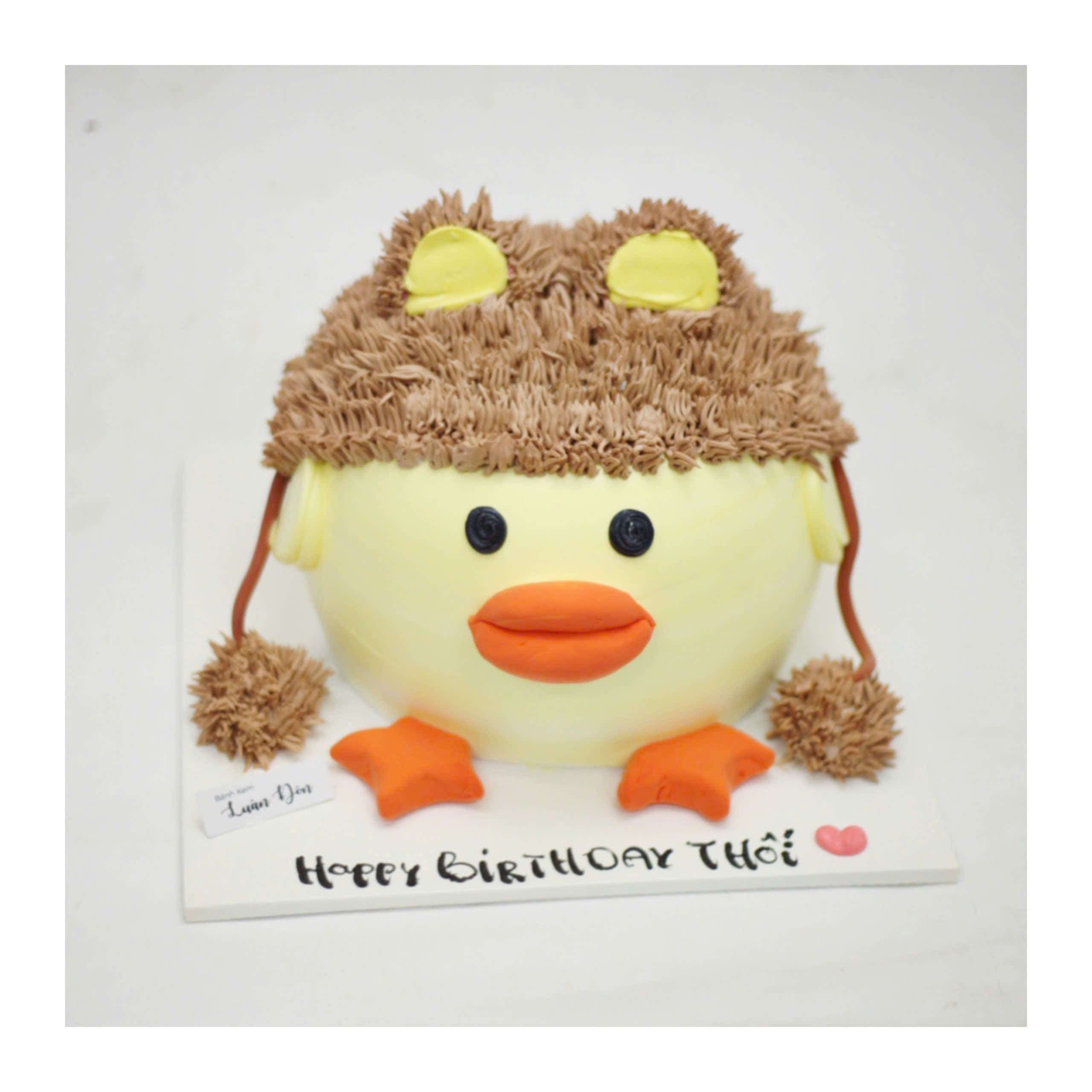 Bánh kem tạo hình chú vịt vàng đội mũ