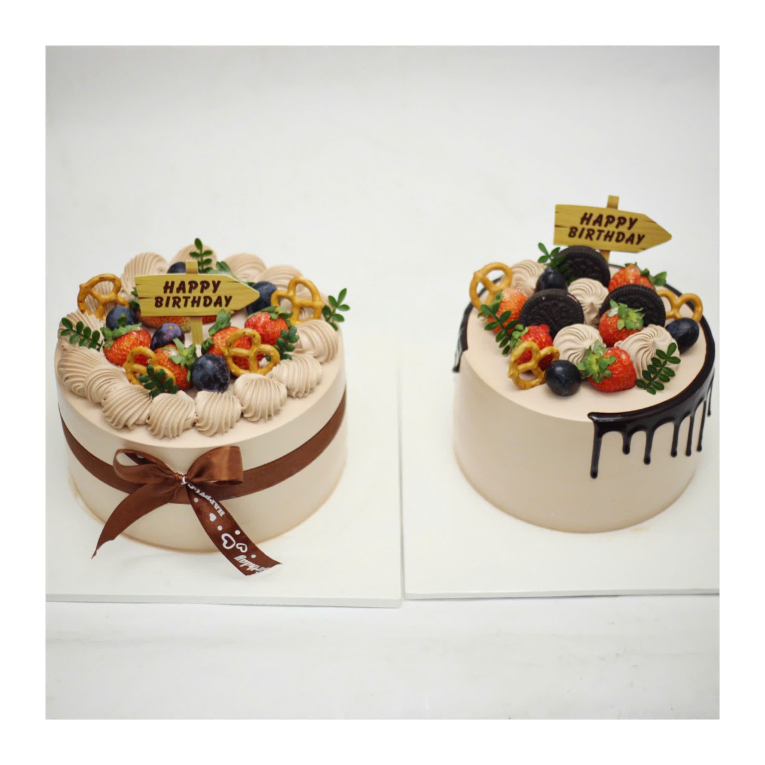 Cặp bánh kem chocolate trang trí bánh quy dâu tây