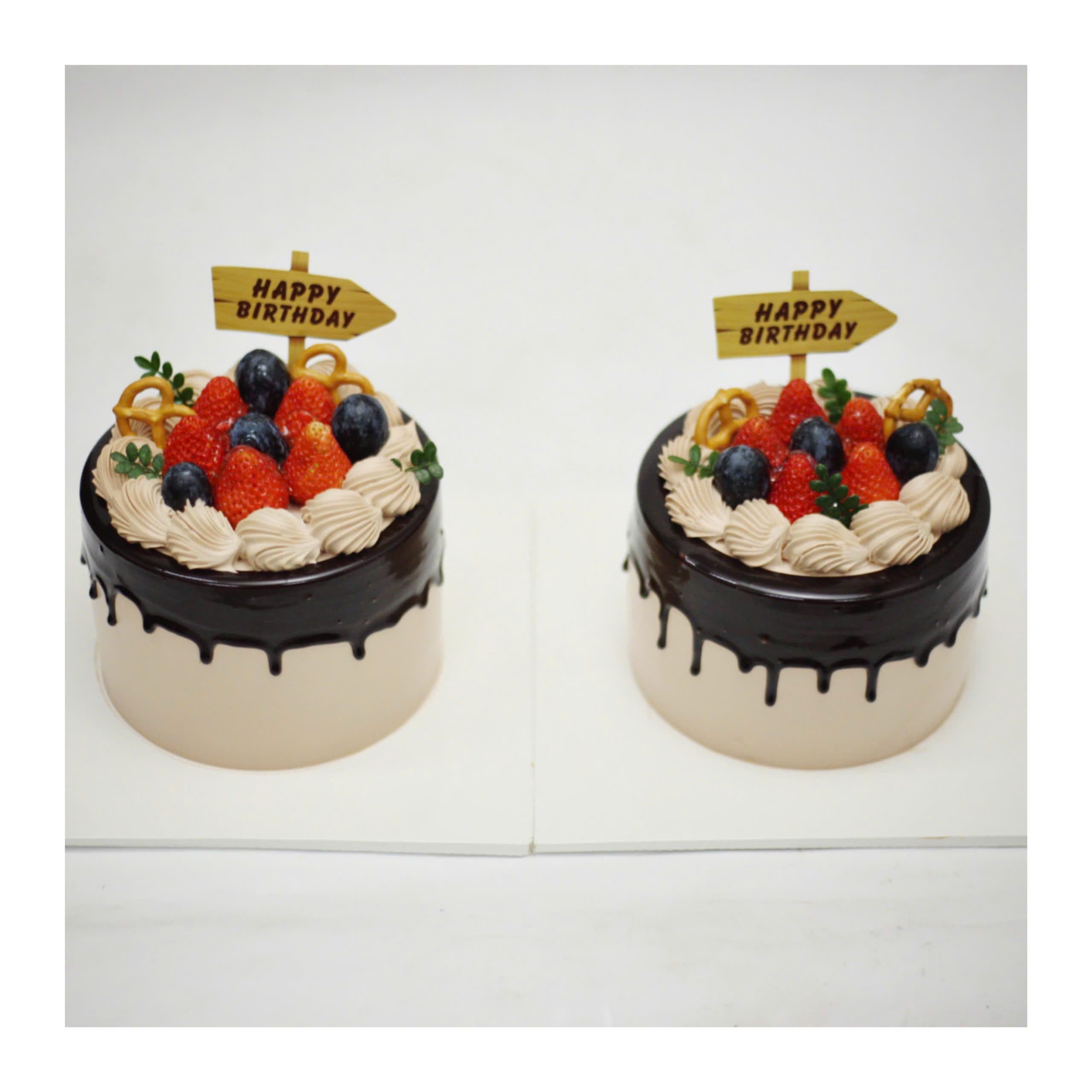 Bánh kem chocolate chảy phủ dâu tây việt quất