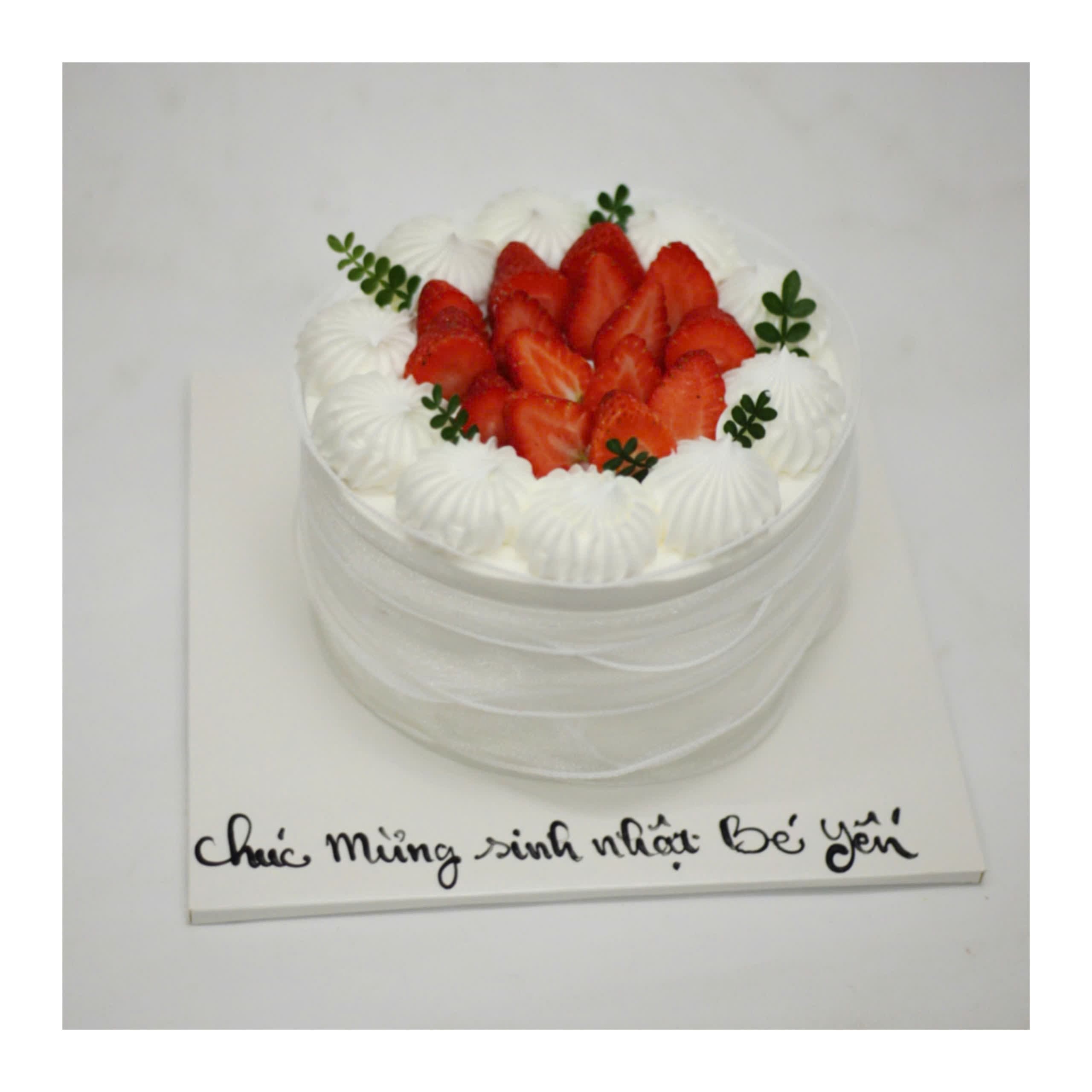 Bánh kem sữa tươi trang trí dâu tây đỏ