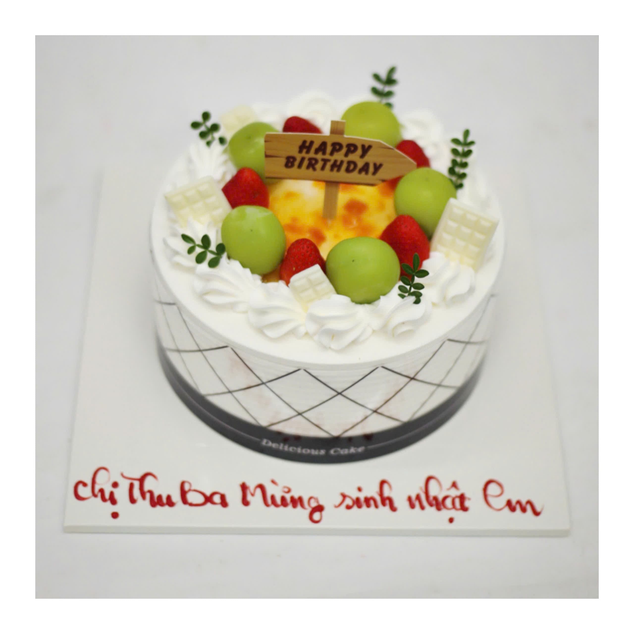 Bánh kem hoa quả dâu tây và nho mẫu đơn