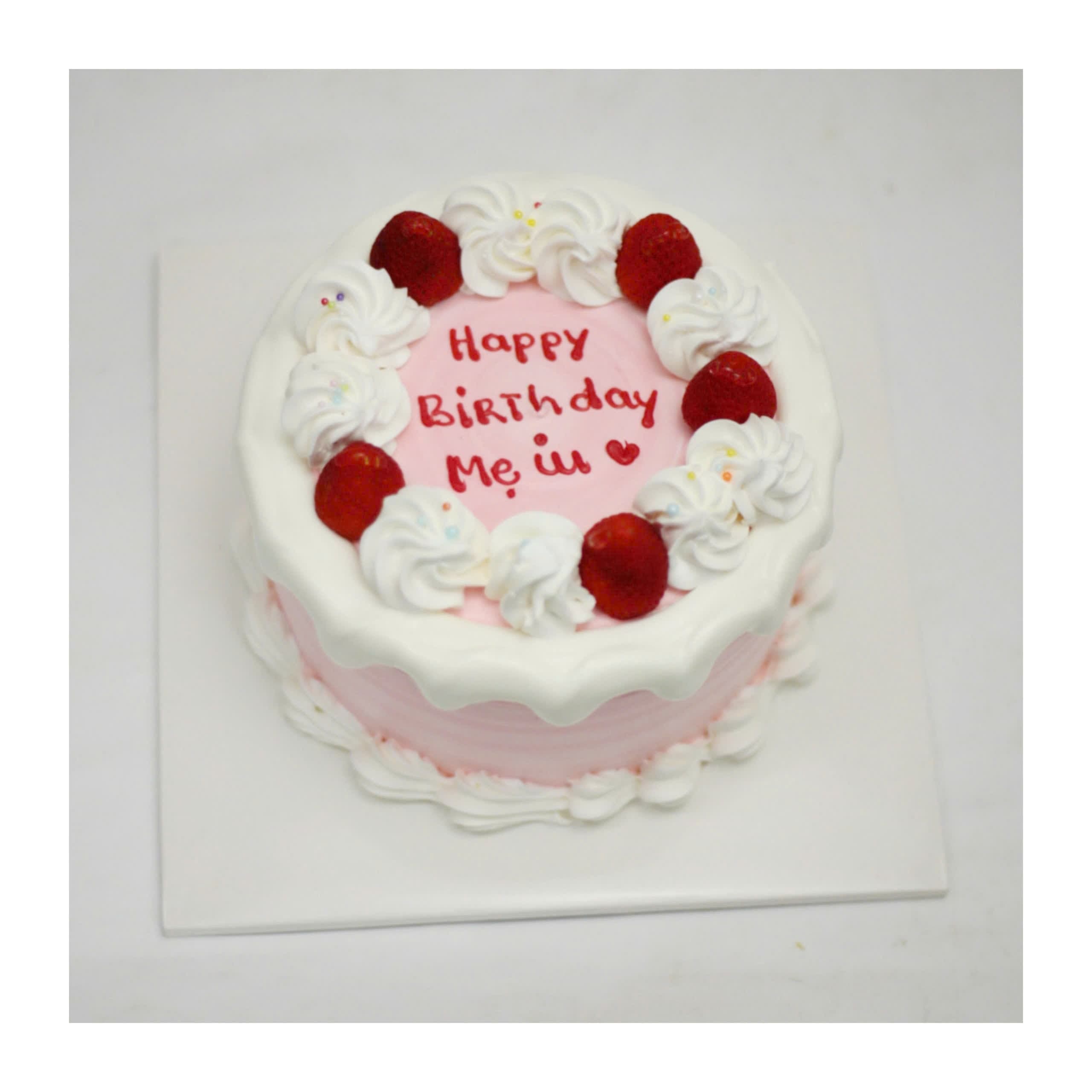 Bánh kem chảy tone hồng trang trí dâu tây