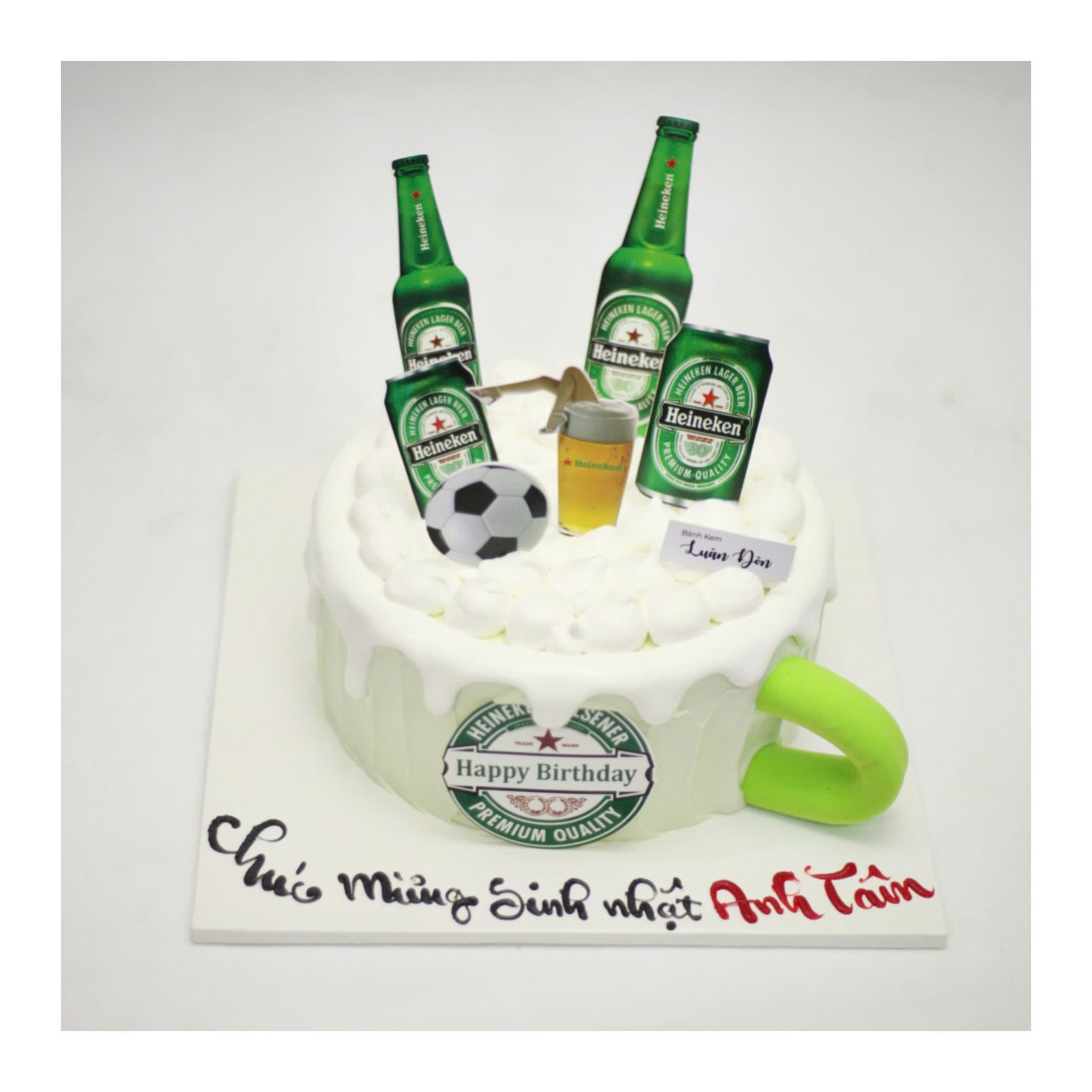 Bánh kem tạo hình ly bia Heineken và bóng đá
