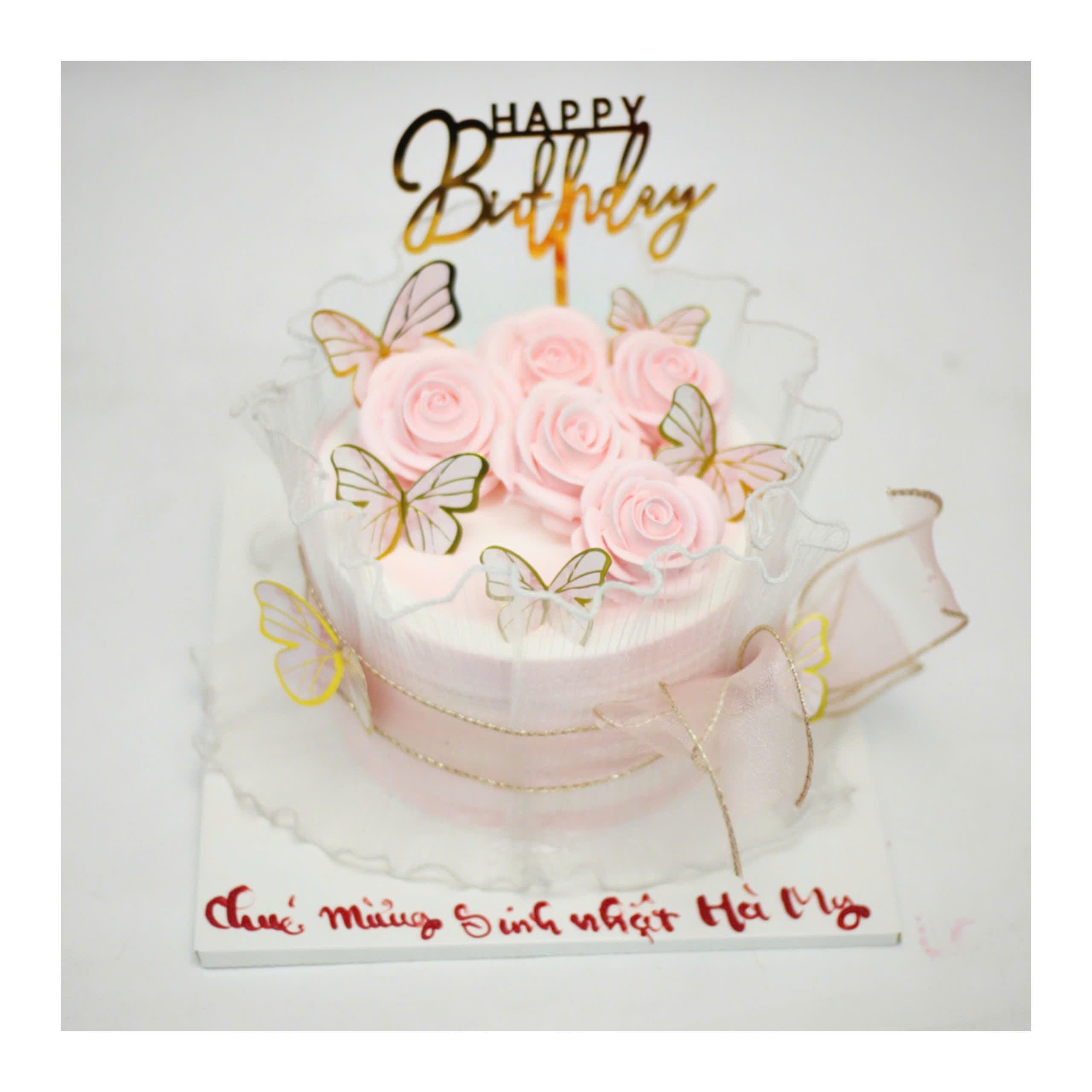 Bánh kem hoa hồng hồng và bươm bướm